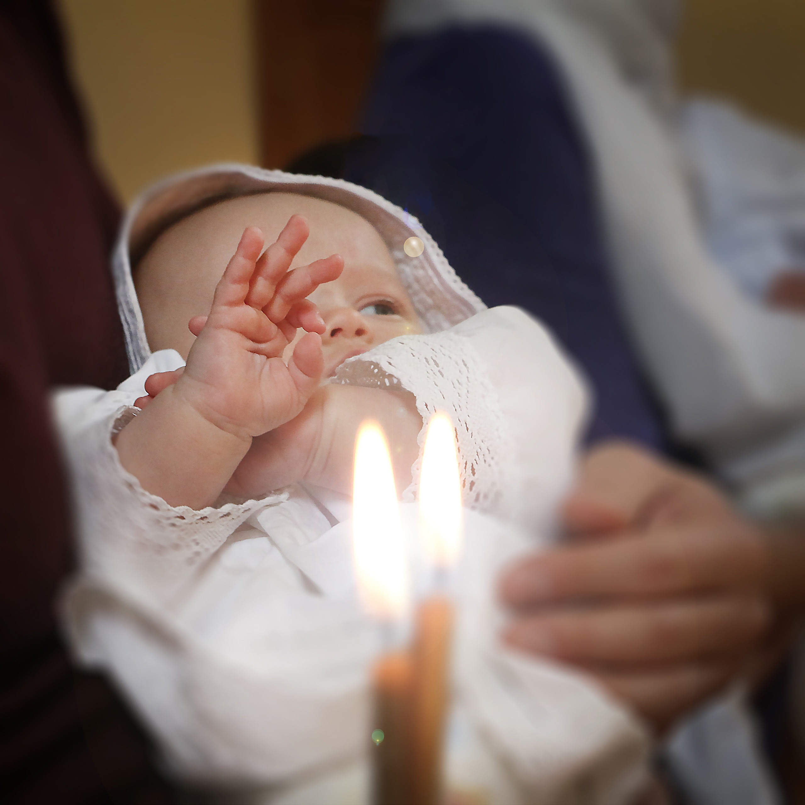 Малыш в церкви. Крещение младенца