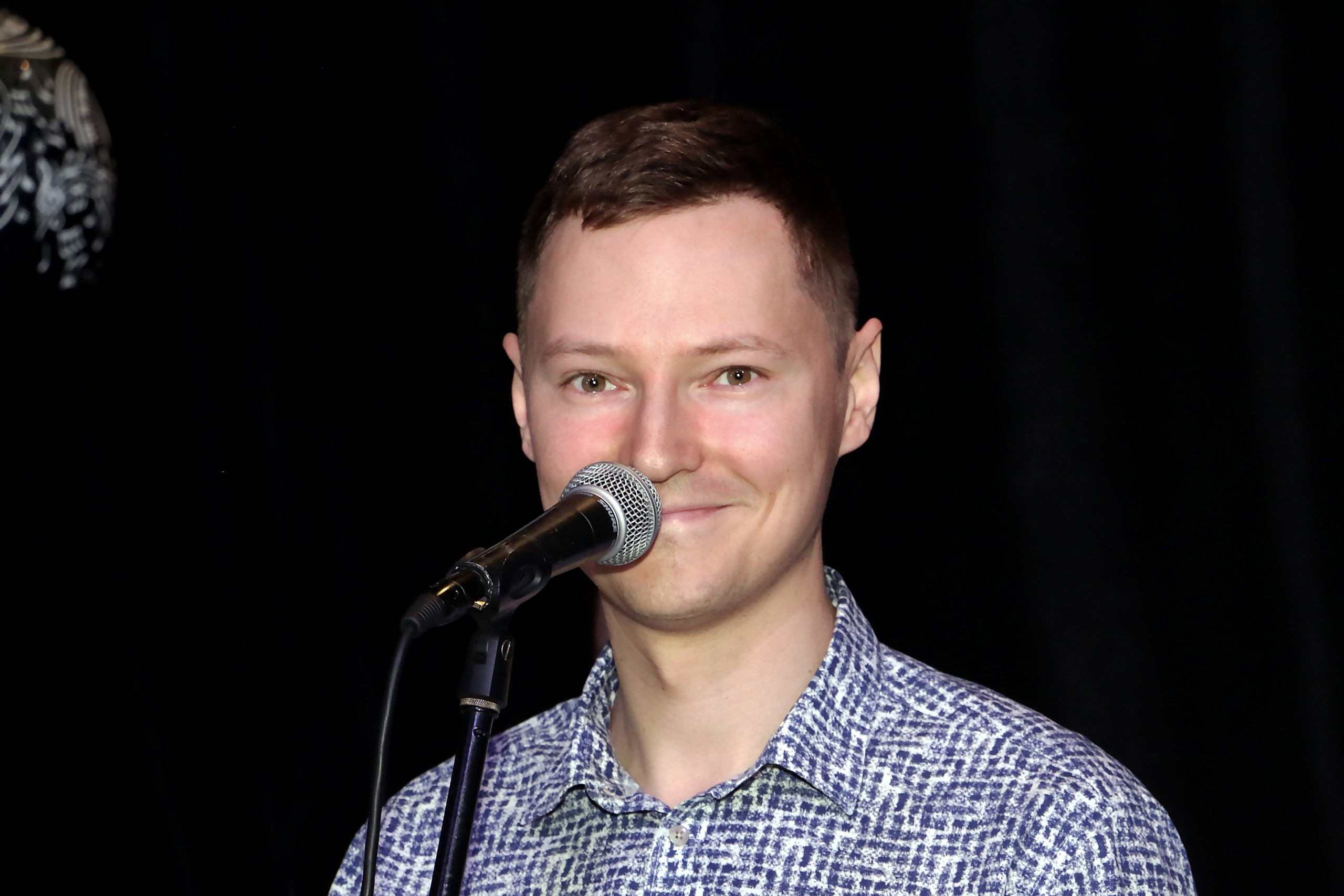 Молодой актер. Выступление на сцене