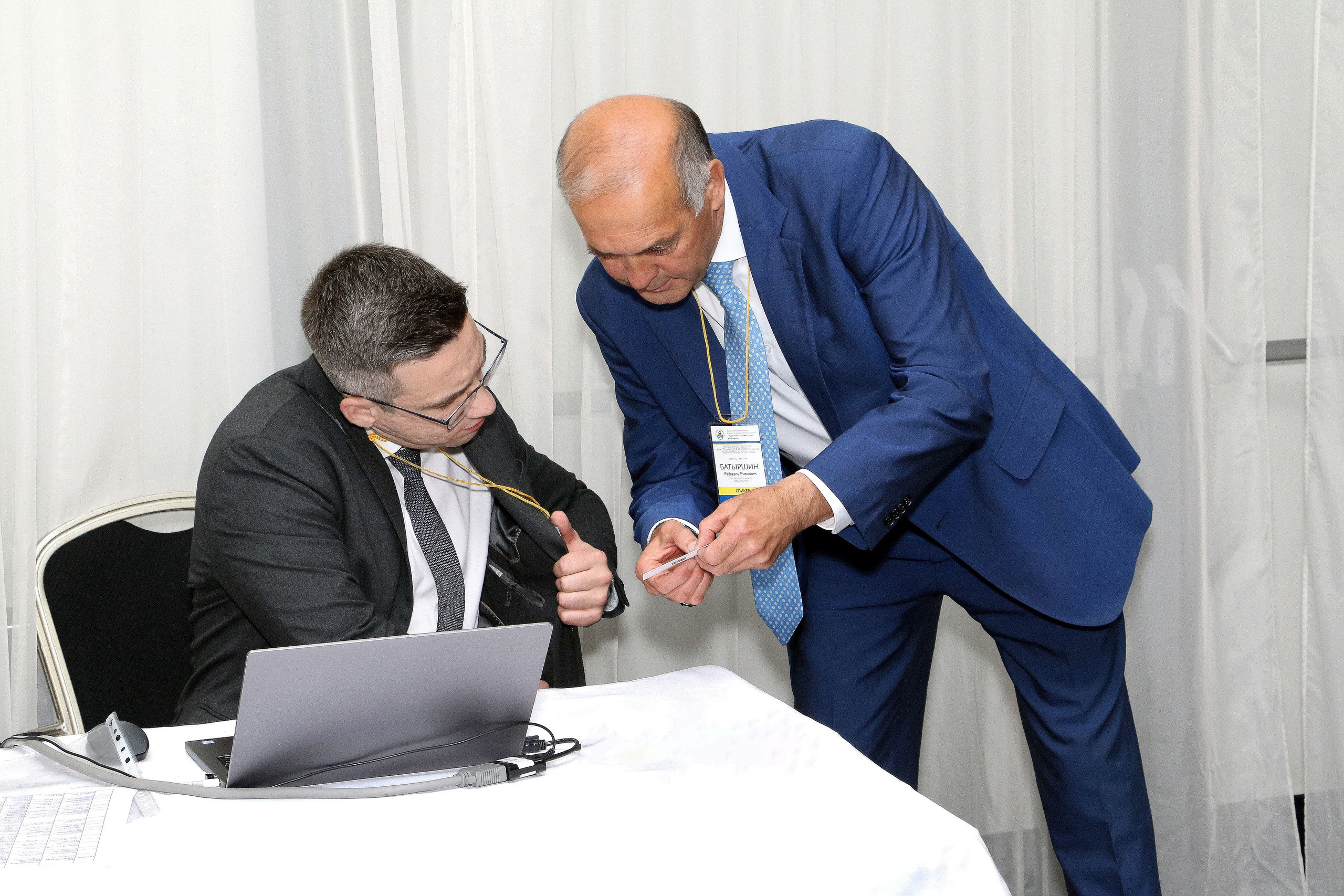 Двое мужчин обсуждают текущие вопросы