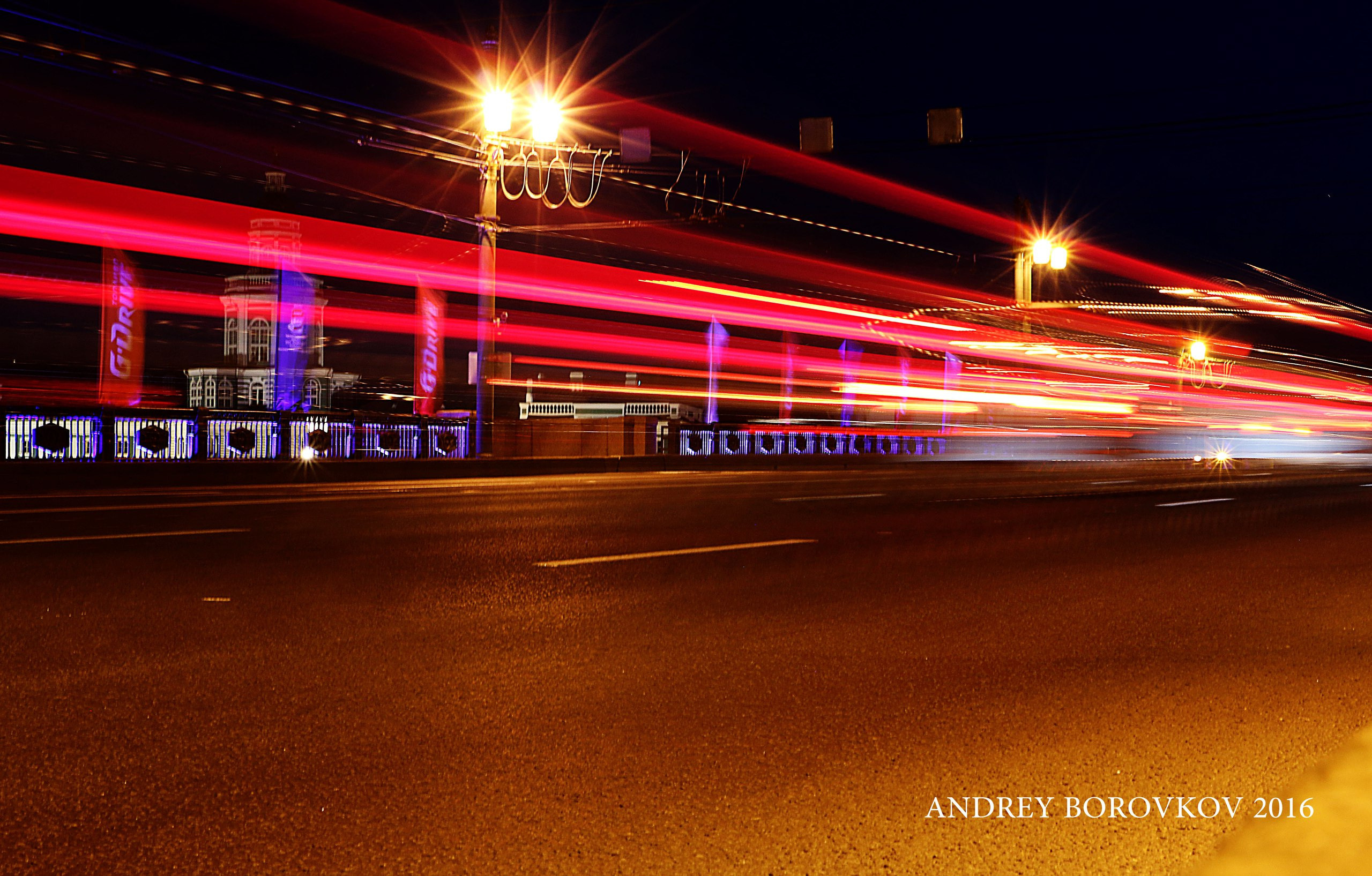Свет. Полосы света от проходящего мимо транспорта. Дворцовый мост. Магия света в Петербурге