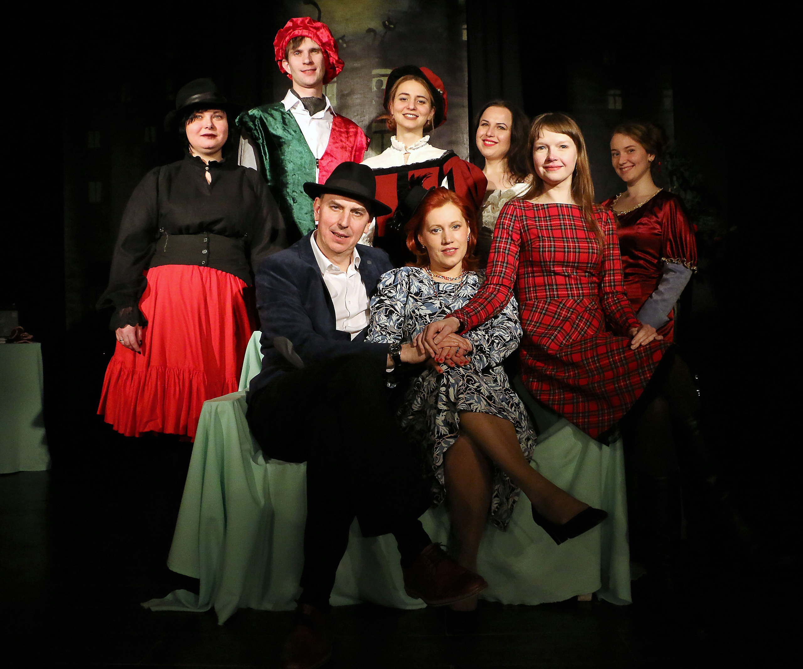 Актеры после спектакля решили сделать групповое фото.