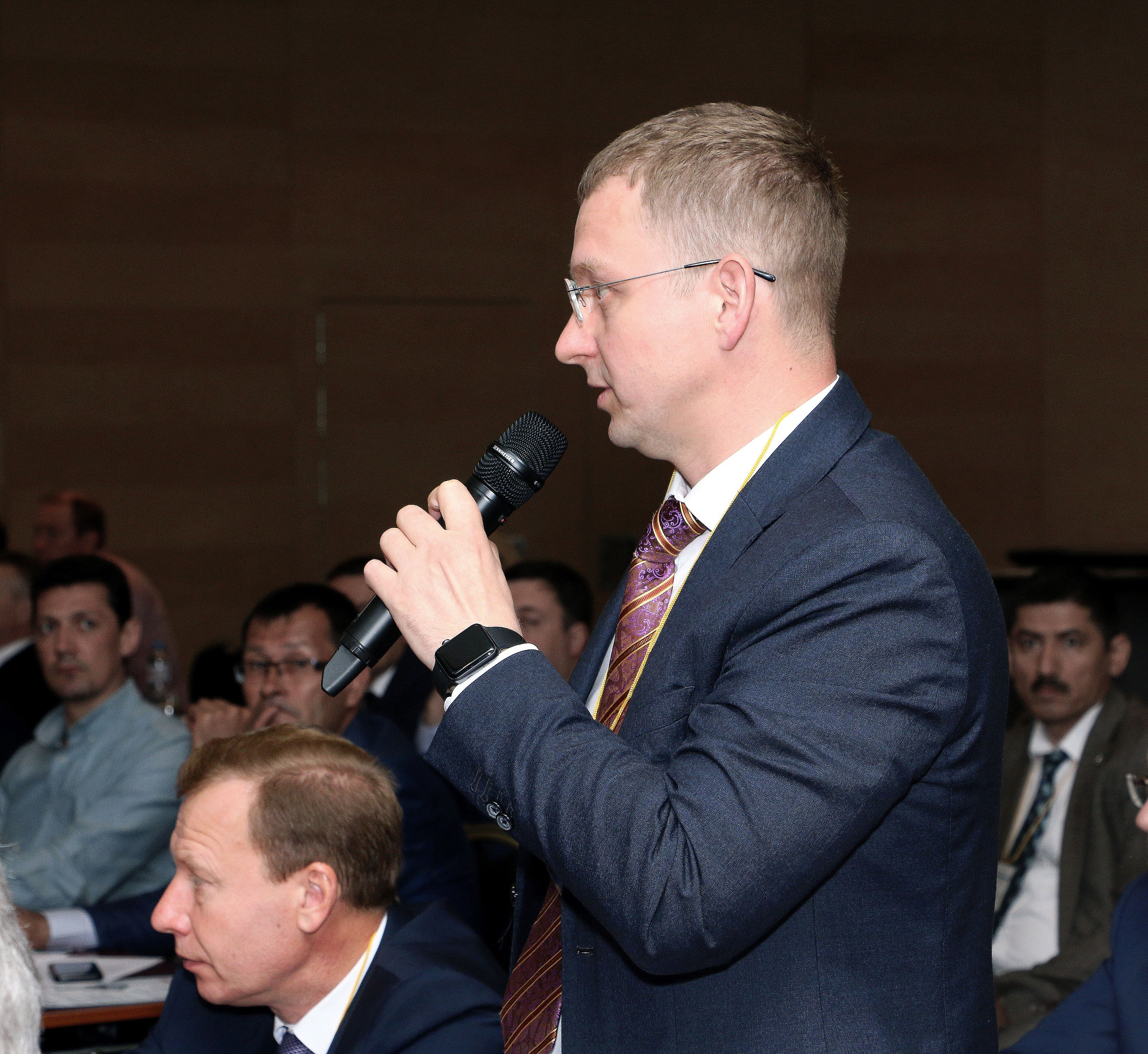 Вопрос из зала. Мужчина задает вопрос организаторам мероприятия