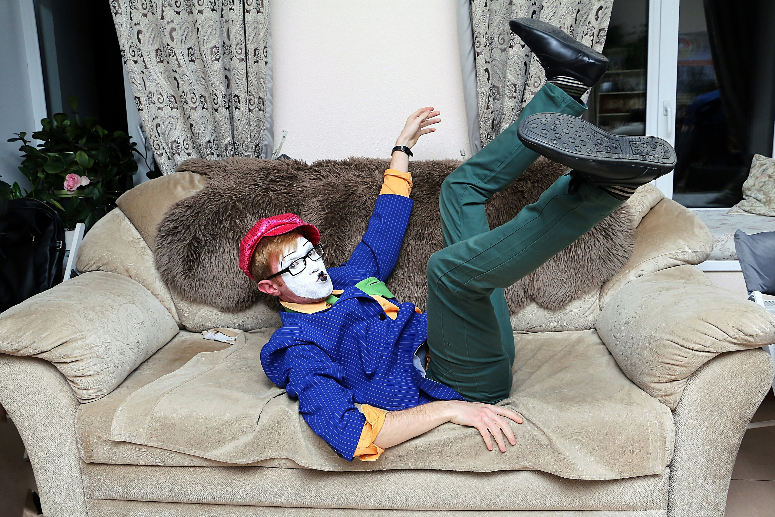 Клоун. Клоун лежит на диване