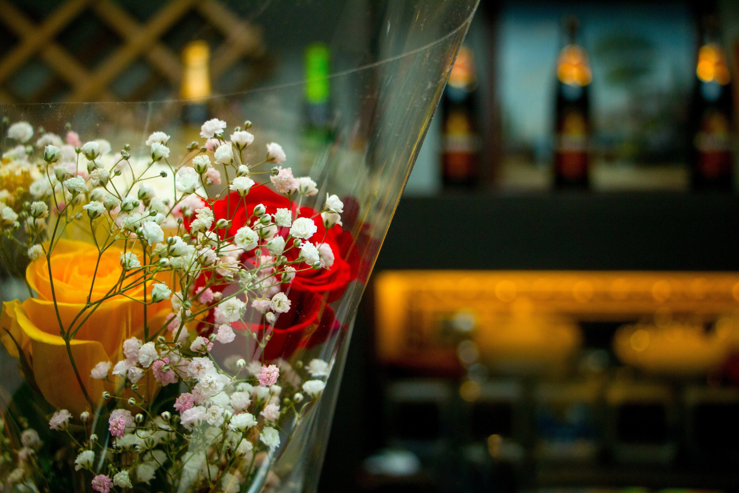 Букет цветов на стойке баре