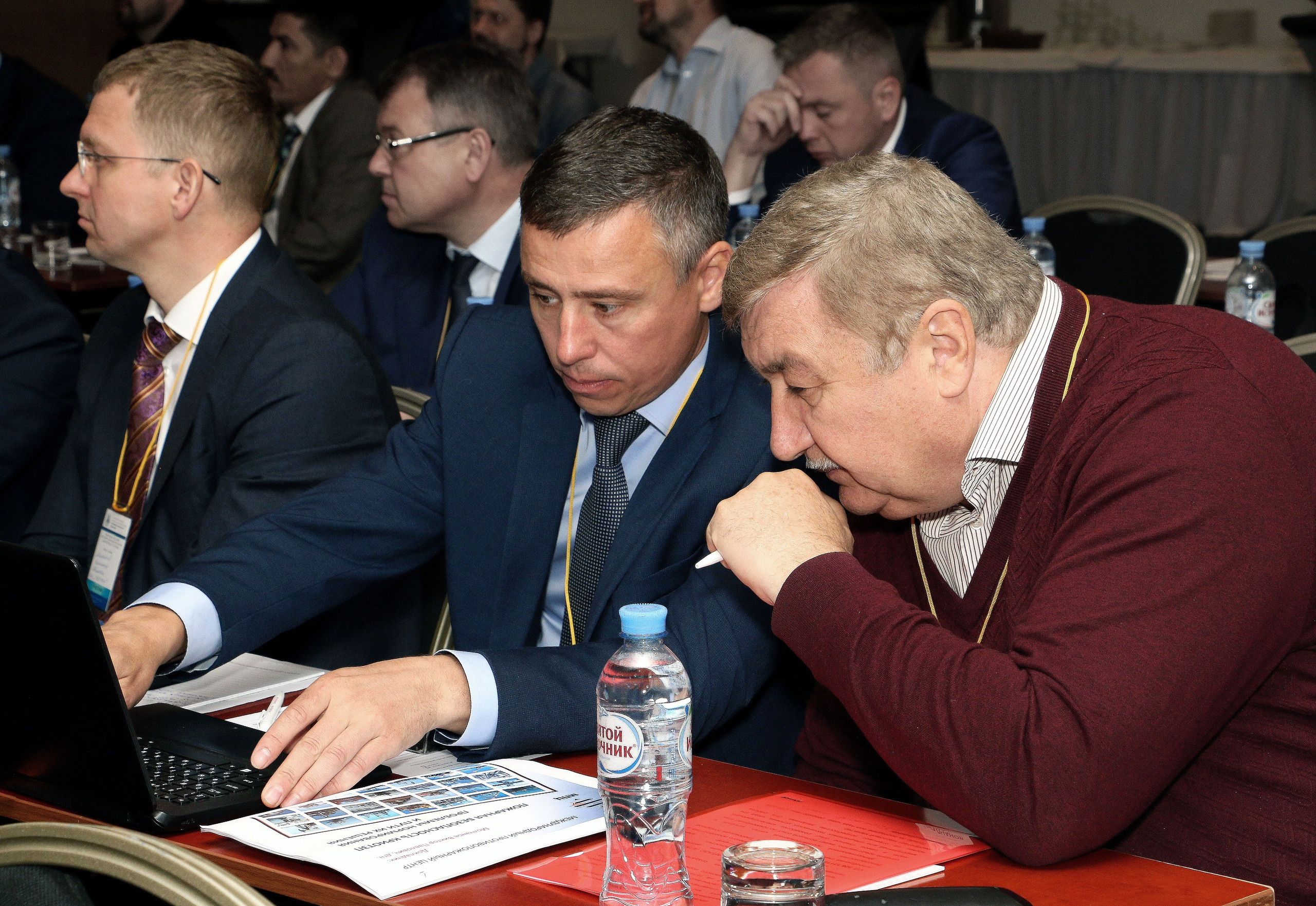 Деловые контакты. Бизнес в Петербурге. Напряженная работа с документами