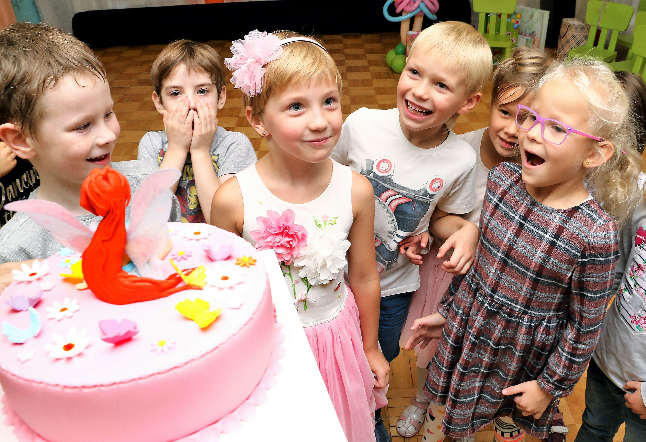 Дети пришли на праздник, а на столе огромный торт стоит. Сладкий торт и другие угощение - детский смех, улыбки