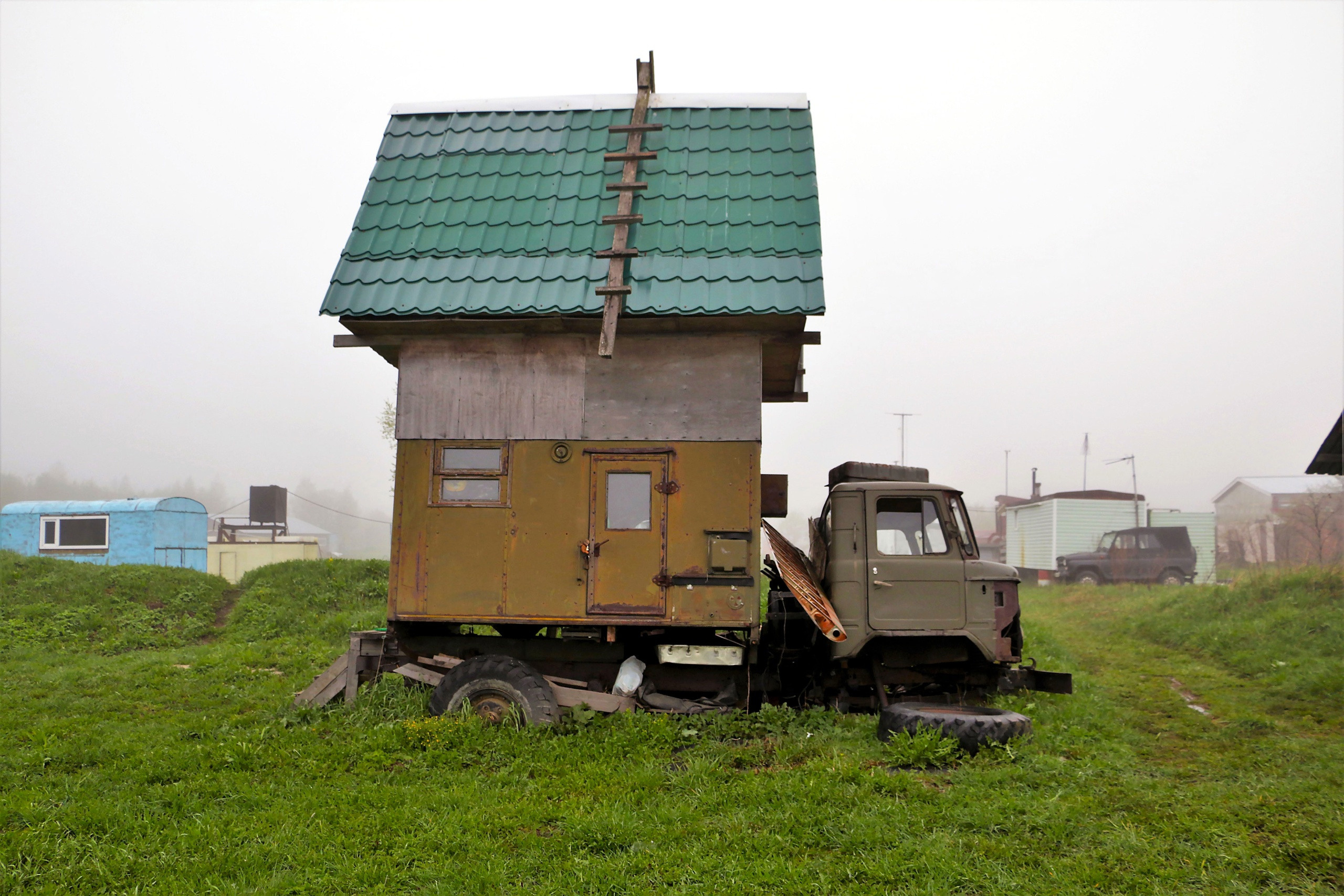 Заброшенный грузовик теперь фундамент для дачного дома. Удивительная конструкция