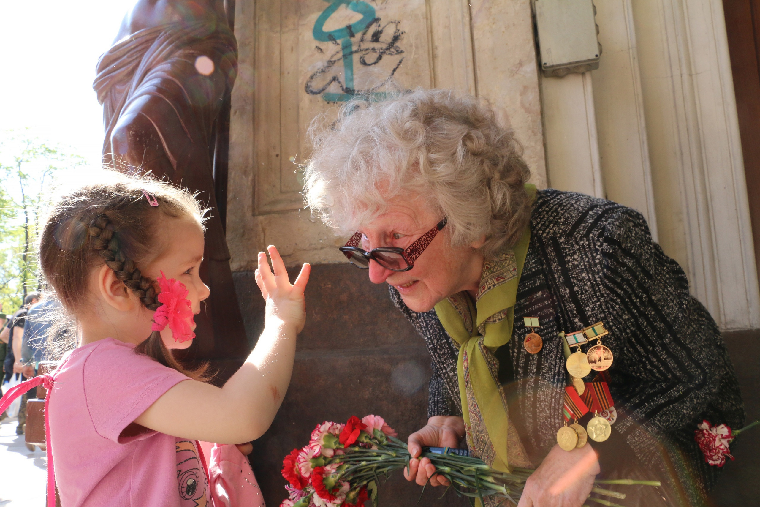 Девочка и бабушка. Встреча поколений. Праздник 9 мая