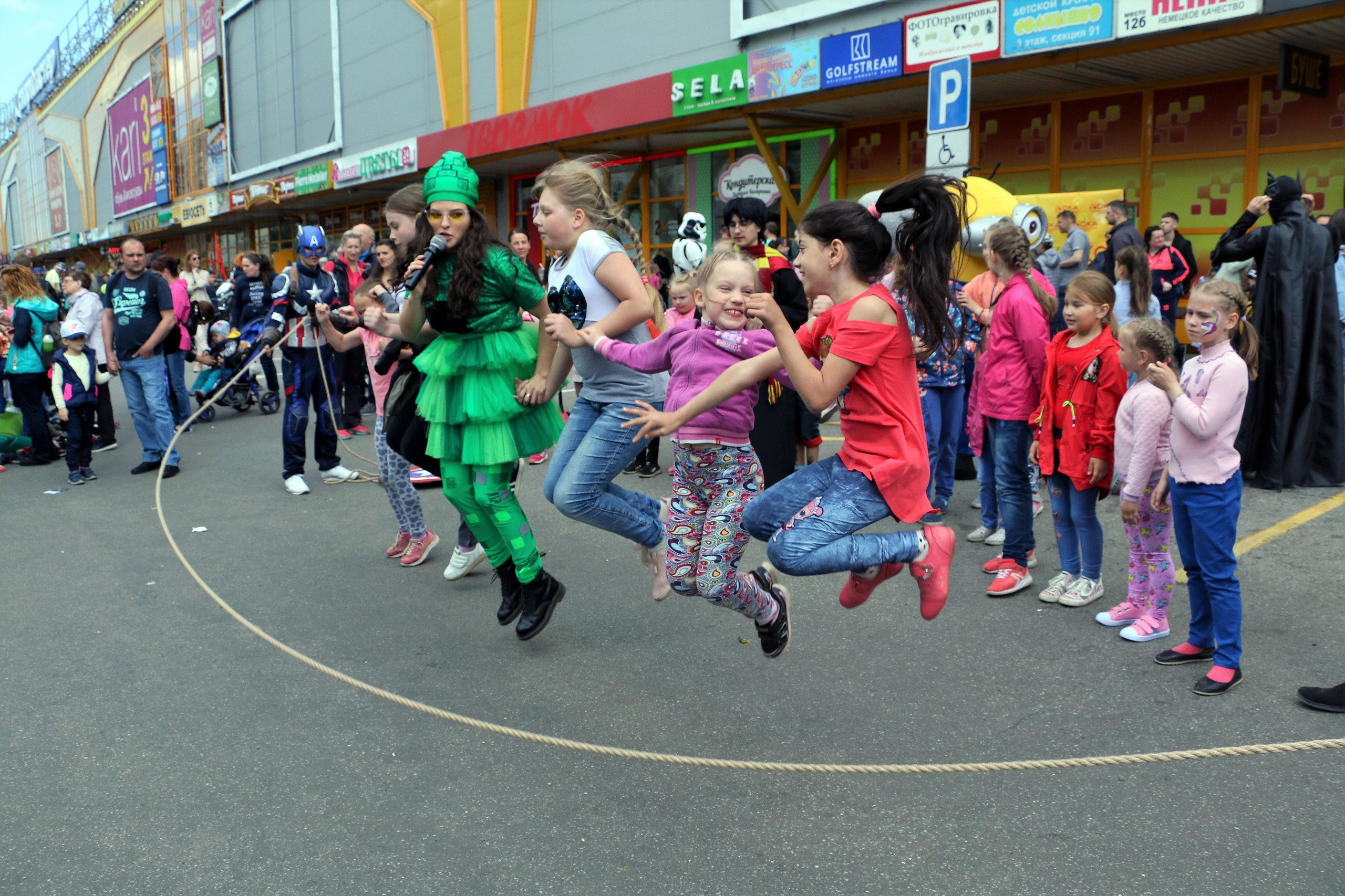 На празднике дети прыгают, резвятся. Шум, веселье, смех вокруг