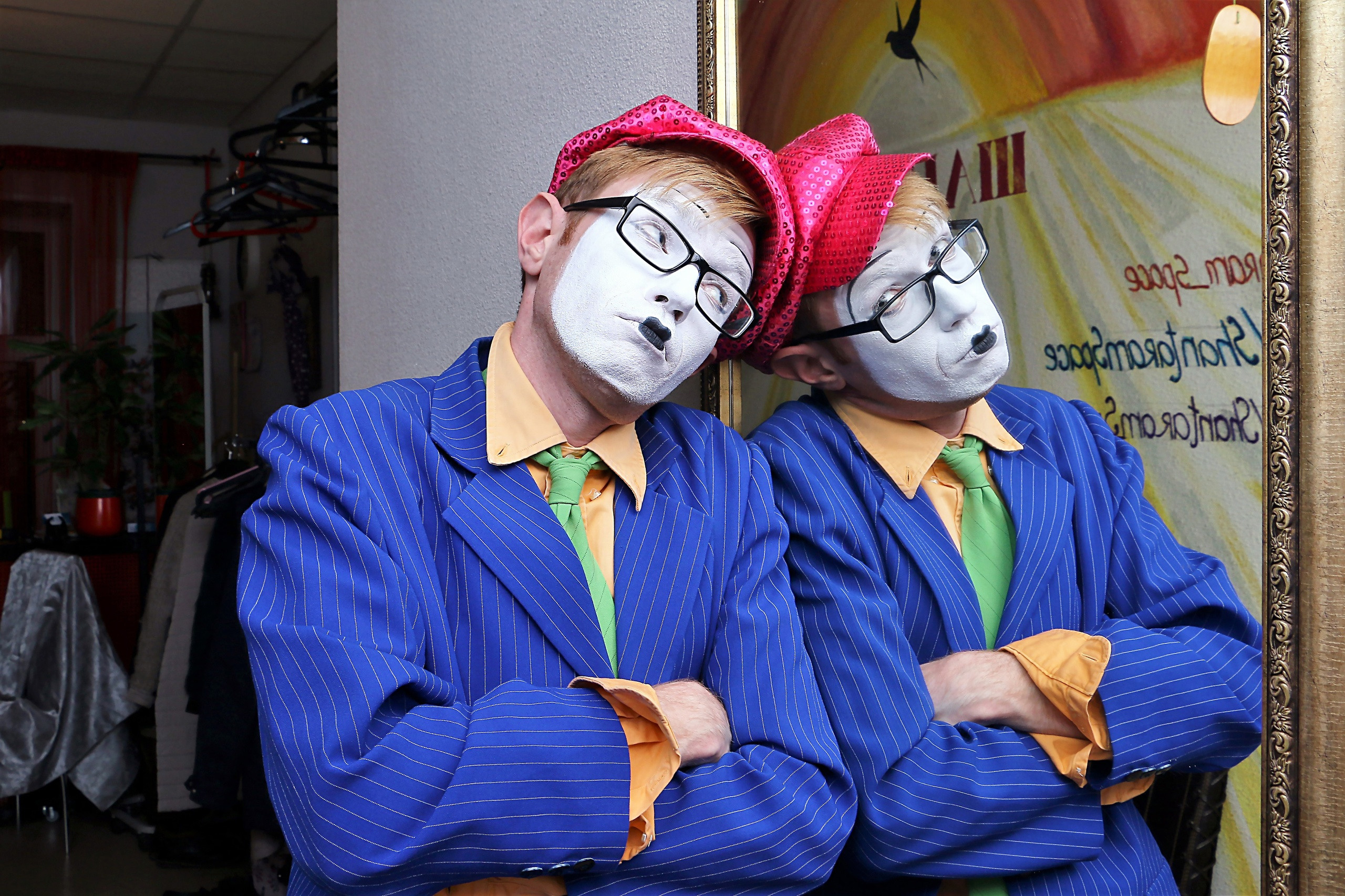 Грустный клоун у зеркала стоит. Печаль в глазах у клоуна сегодня