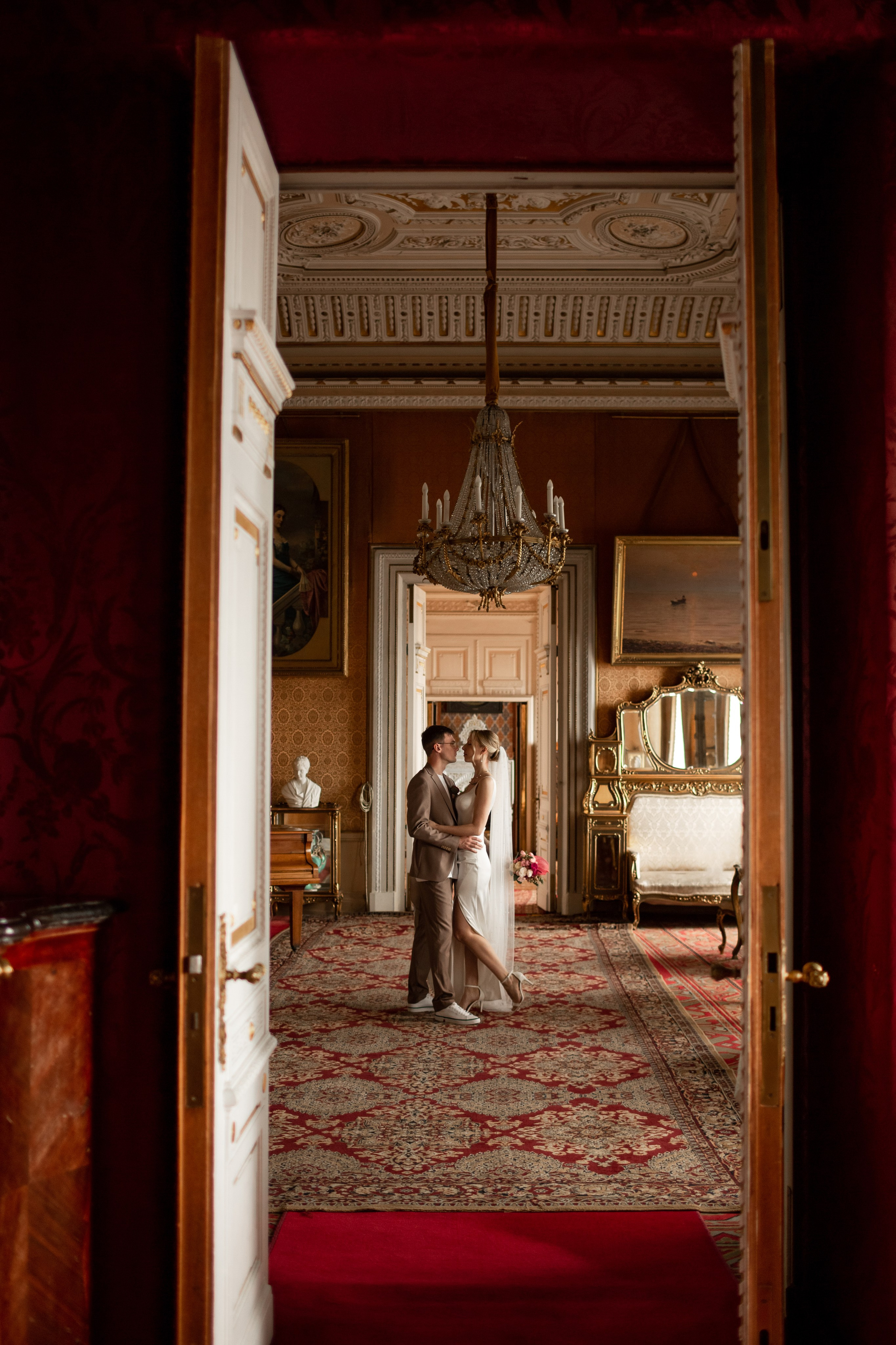 Свадебная фотосессия во дворцах Петербурга. Свадебный фотограф Кирилл Белый