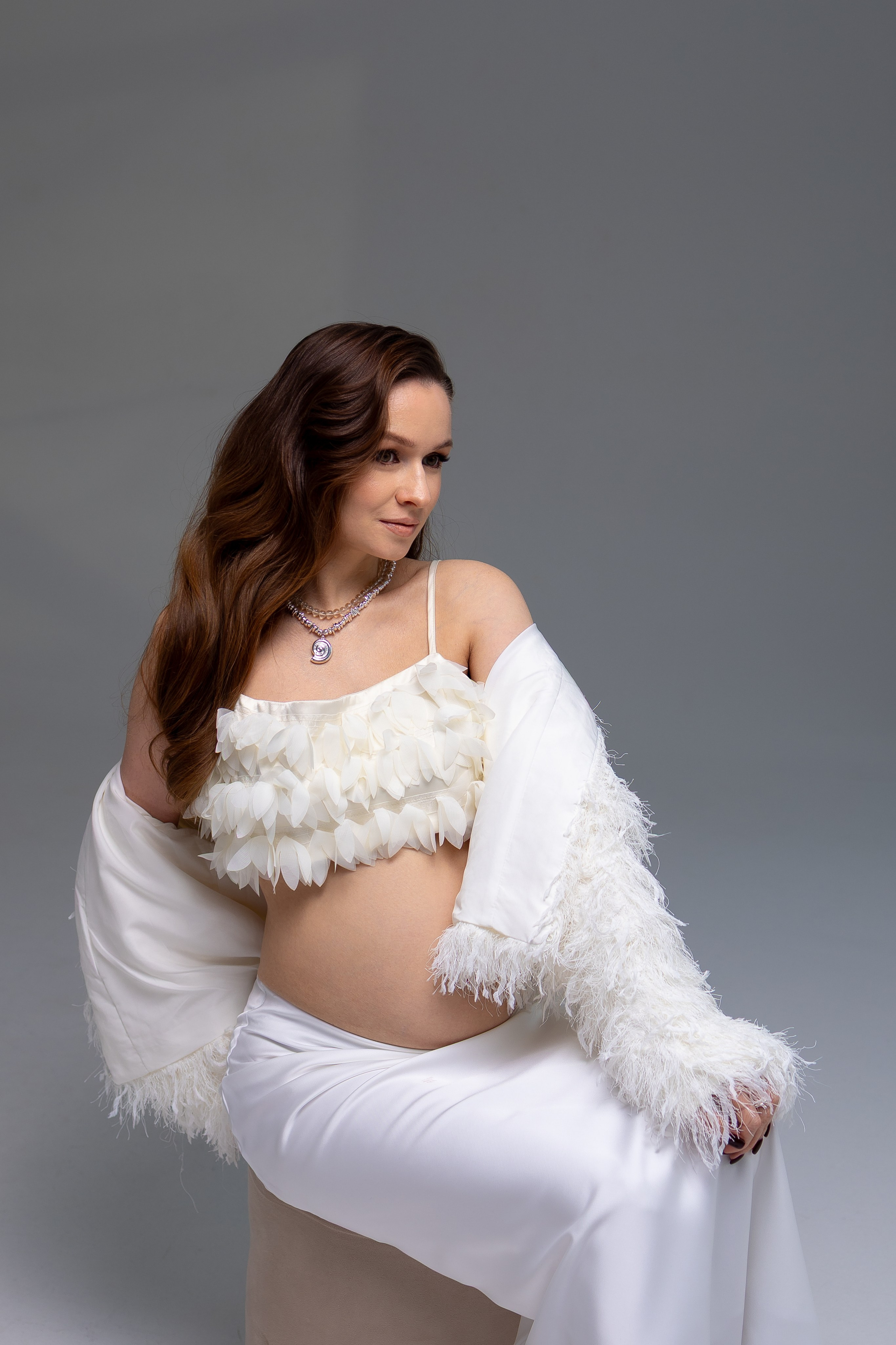 Вероника, классическая портретная фотосессия беременности в студии. Семейный фотограф в Москве Марина Петра