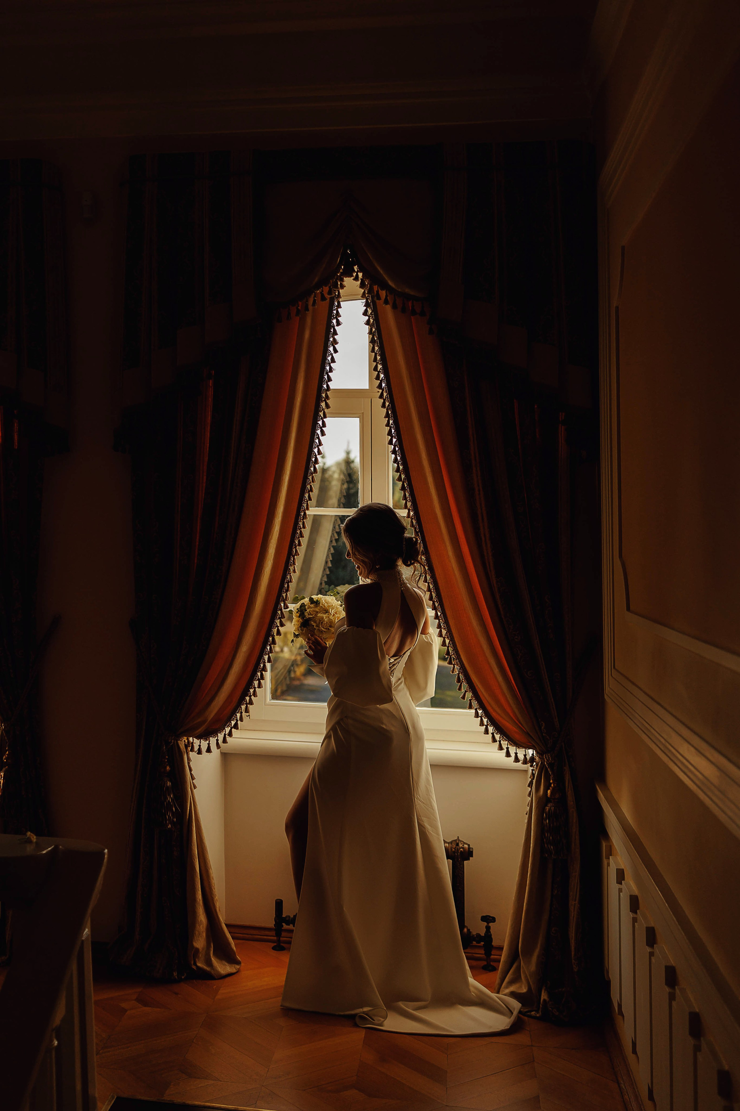 Невеста в интерьере усадьбы. Фотограф Денис Перминов