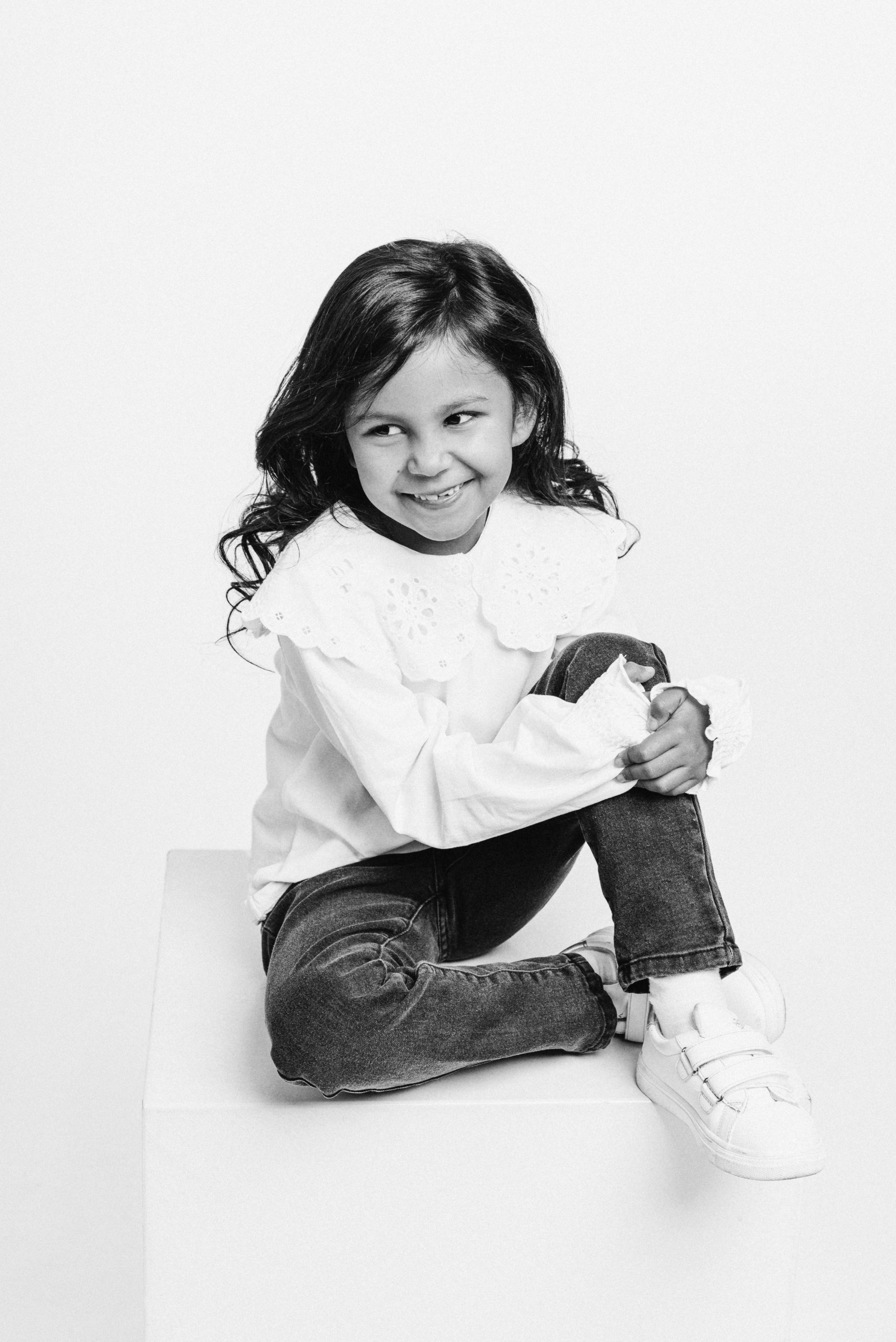 черно-белый портрет девочка в студии на кубе Барнаул 