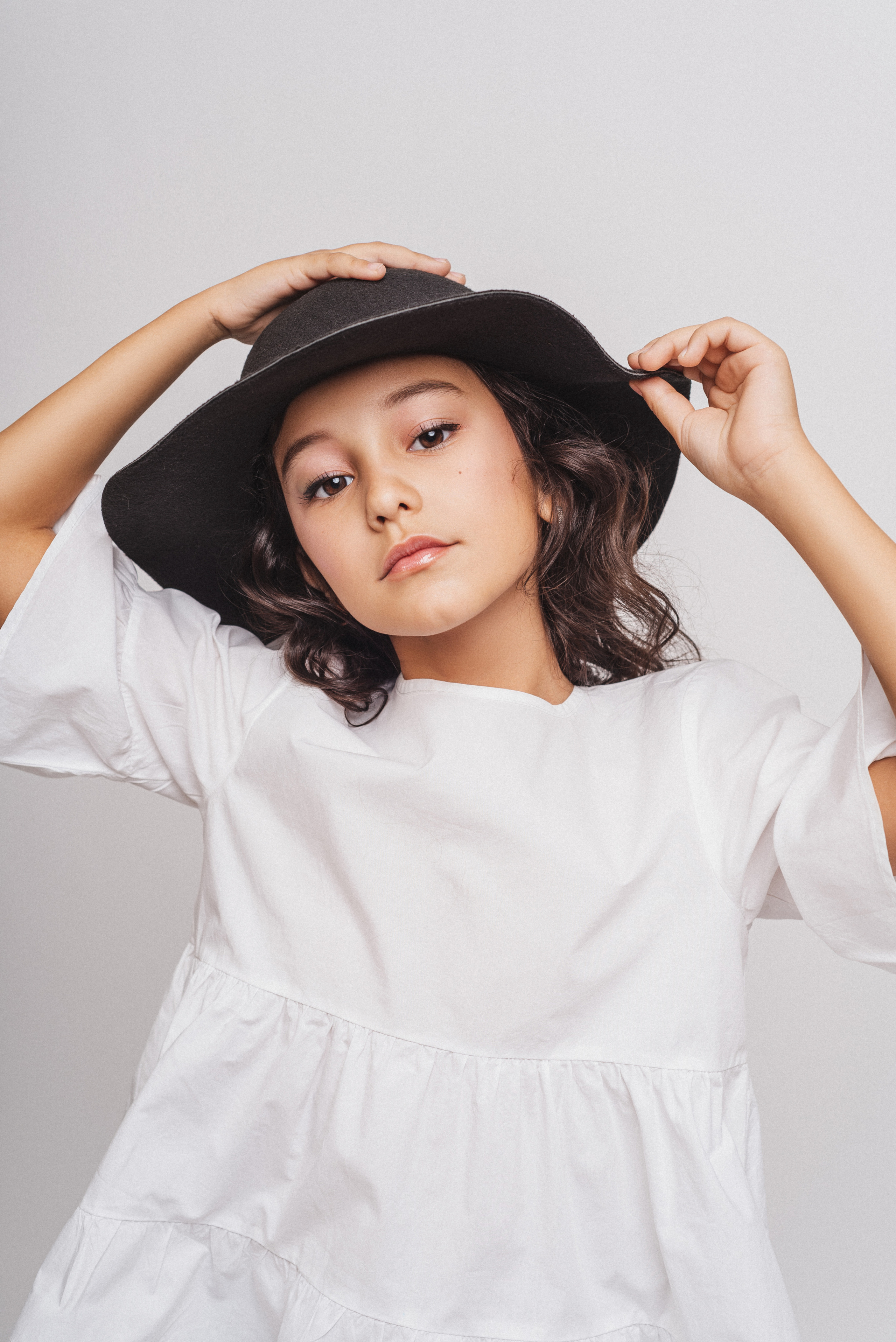 Девочка в черной шляпе студийный портрет детский фотограф Барнаул