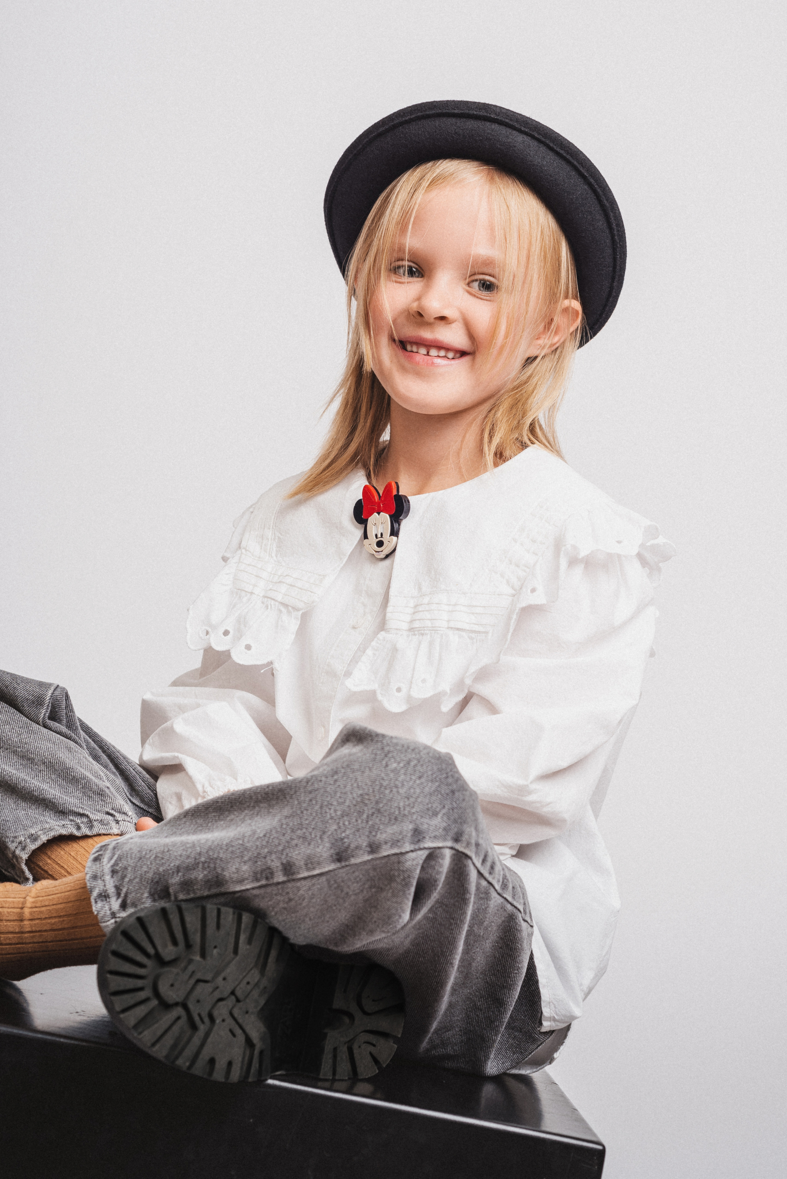 девочка в шляпке студийный портрет 