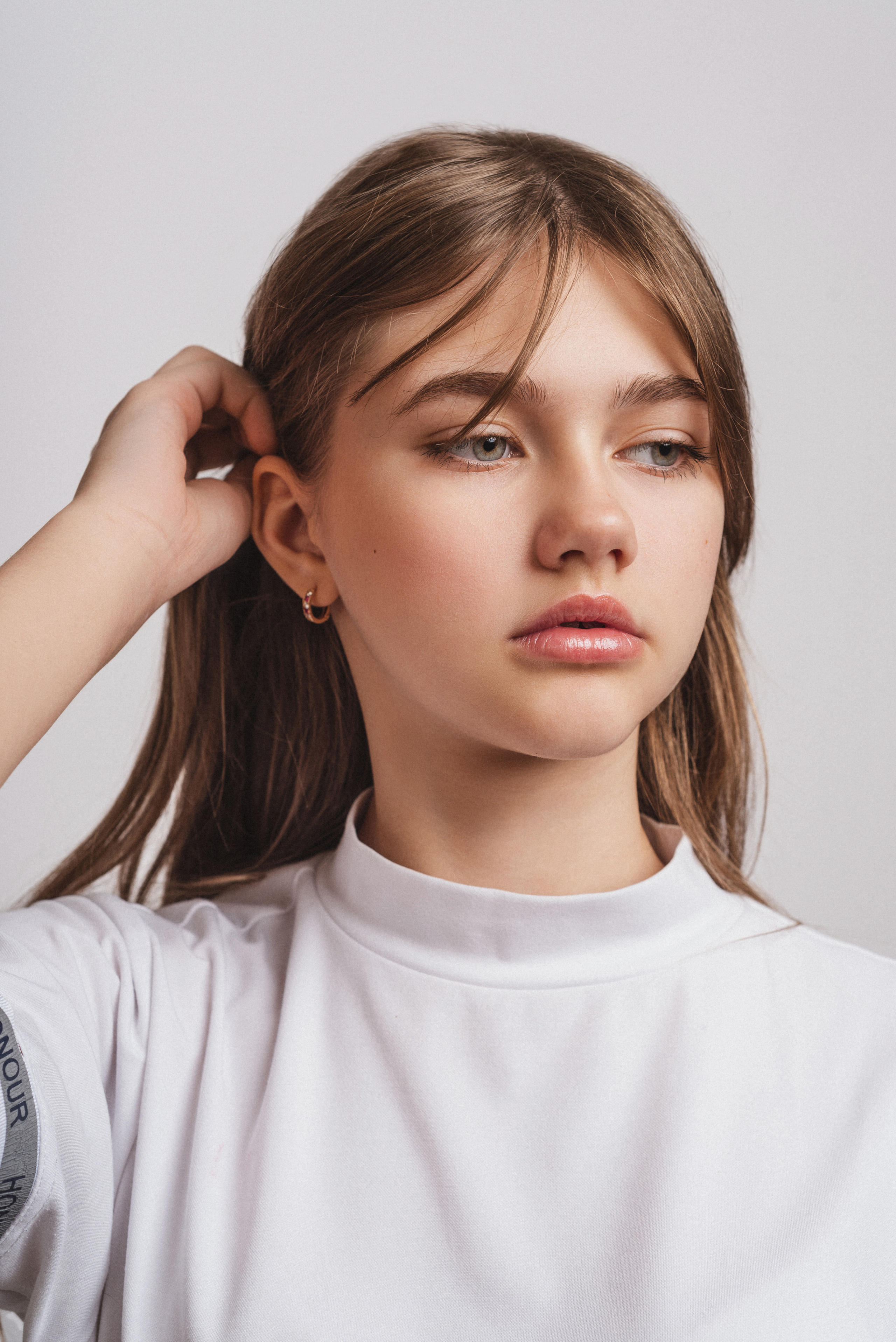 mango style девочка студийный портрет на белом фоне Барнаул