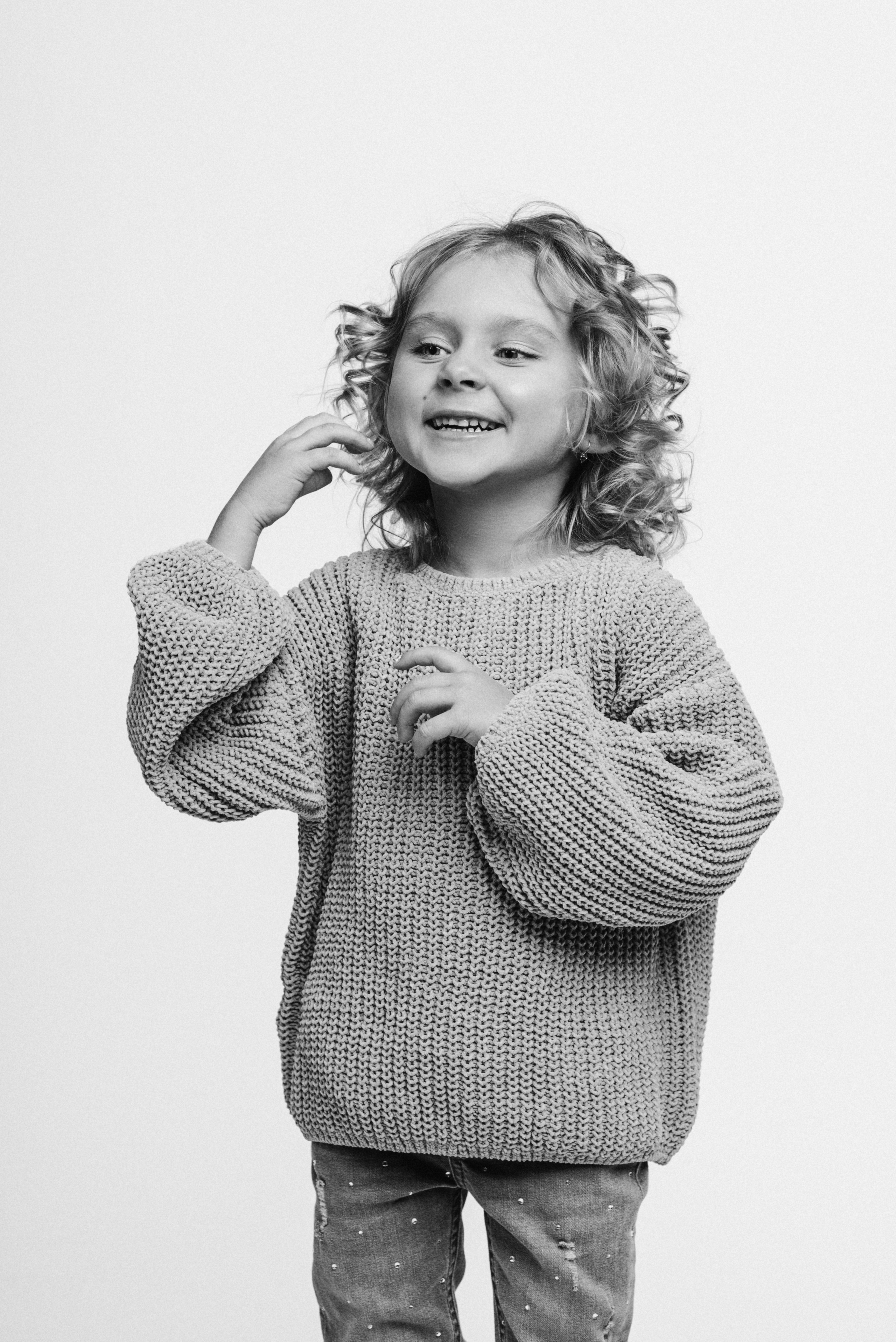 черно-белый студийный портрет девочка улыбается Барнаул детский фотограф