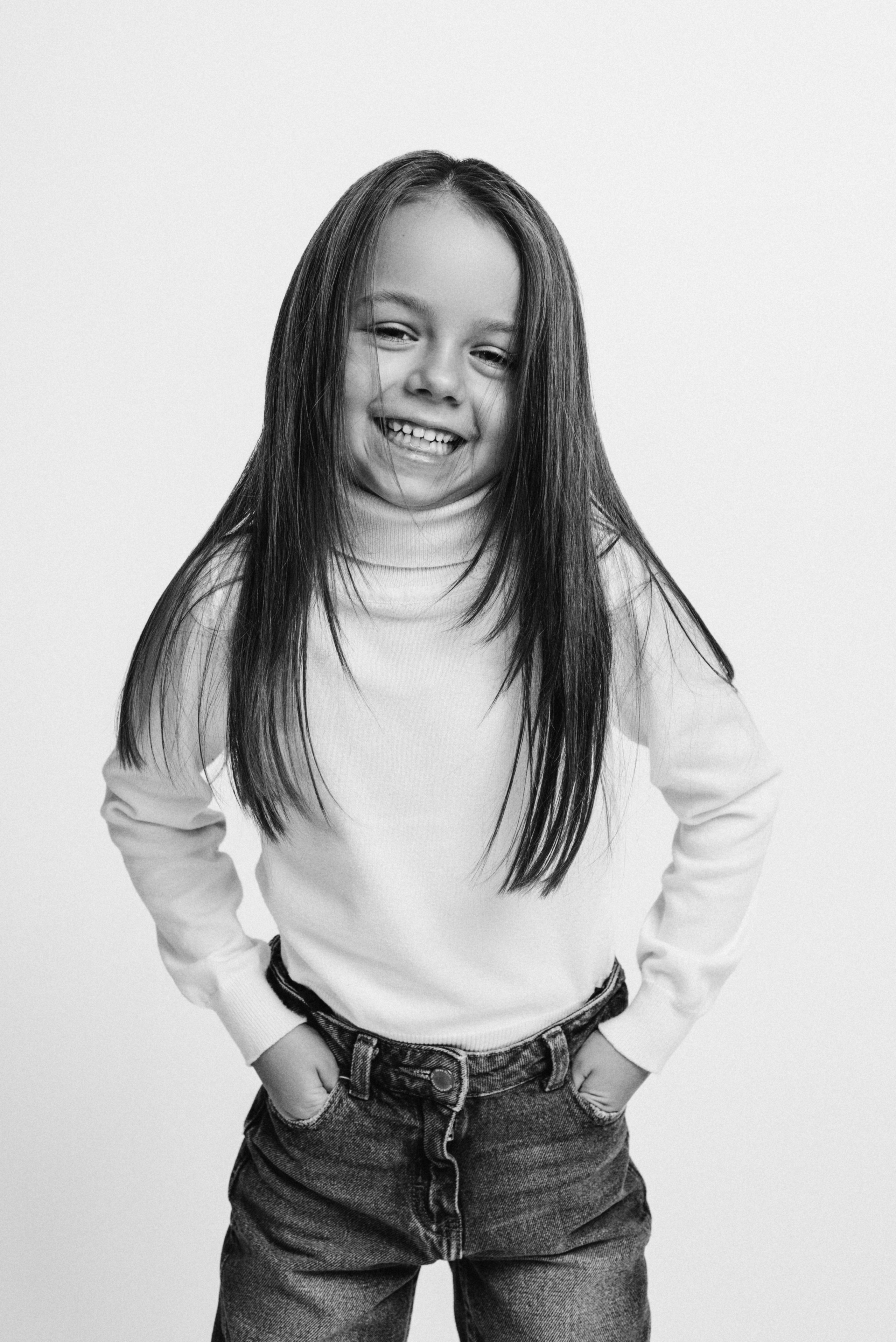 черно-белый портрет девочка улыбается студия Барнаул