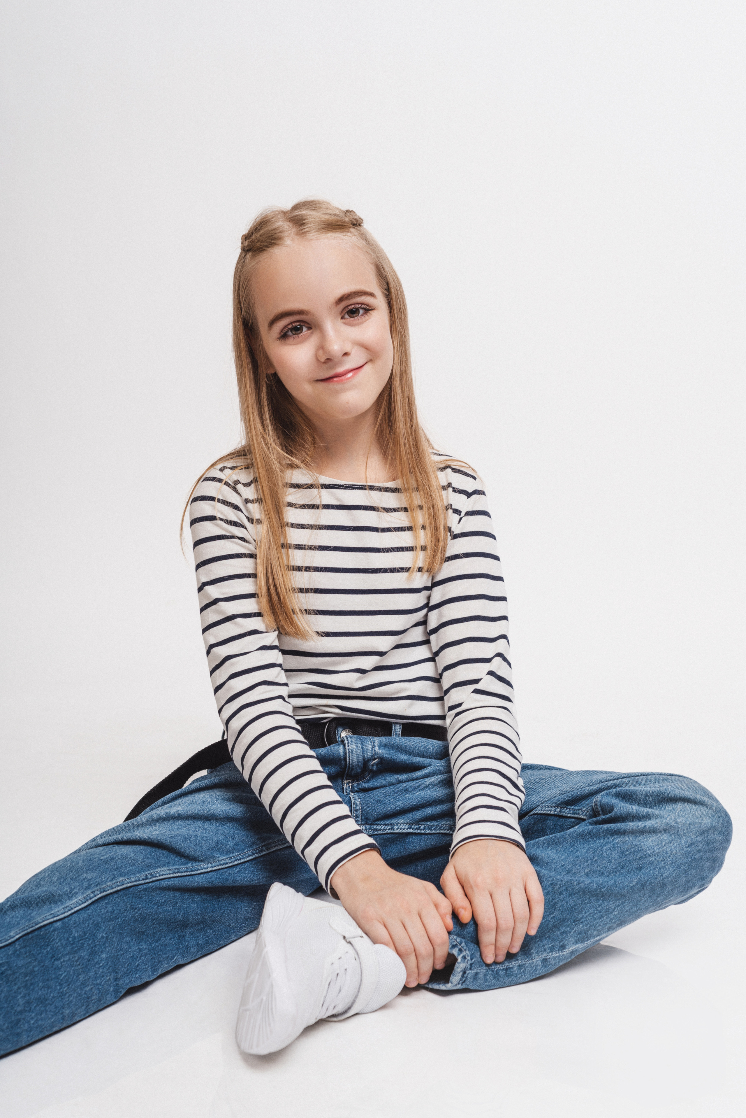 Девочка на белом фоне zara mango style детский портрет Барнаул