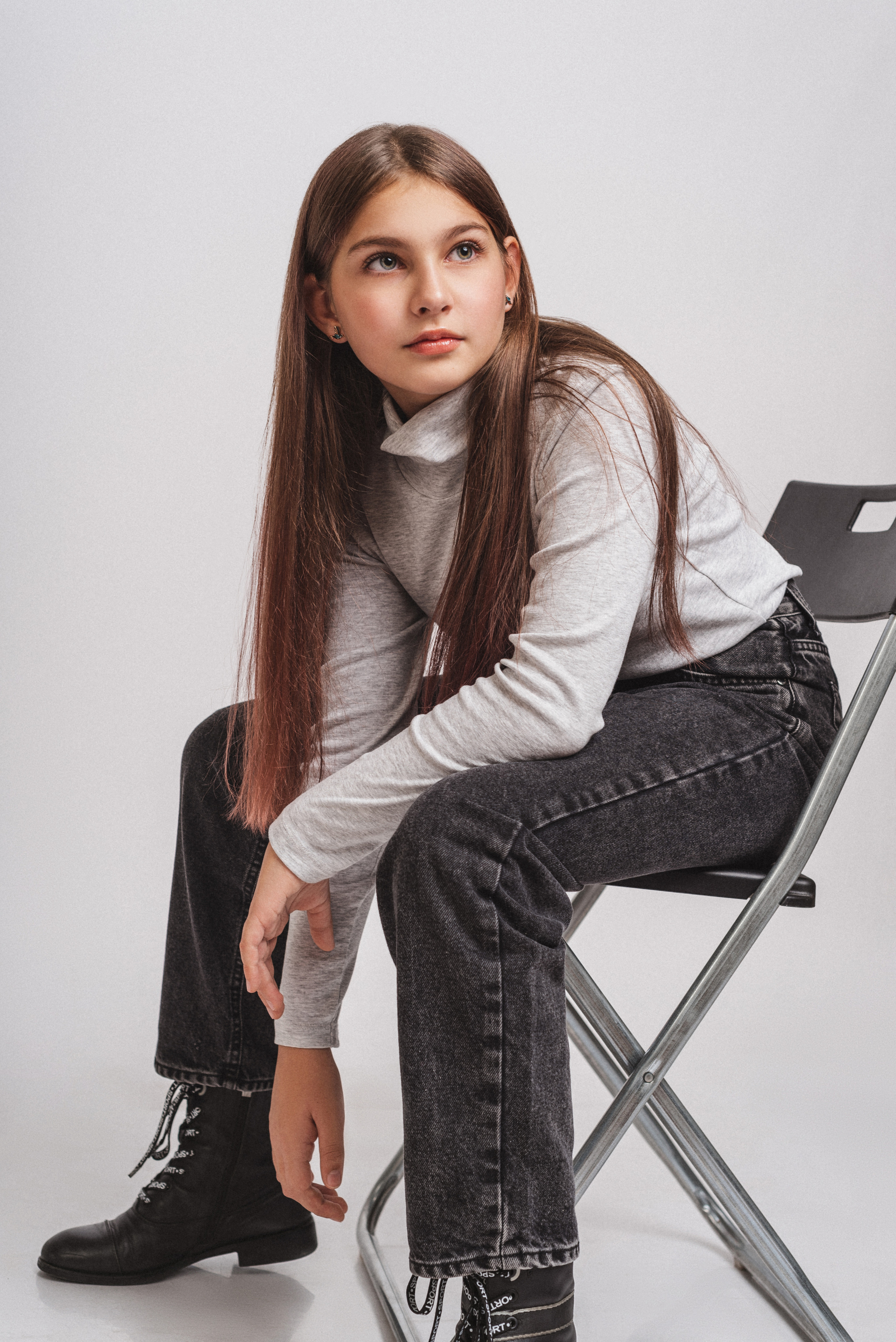 Девочка на стуле в студии на белом фоне mango zara style Барнаул 