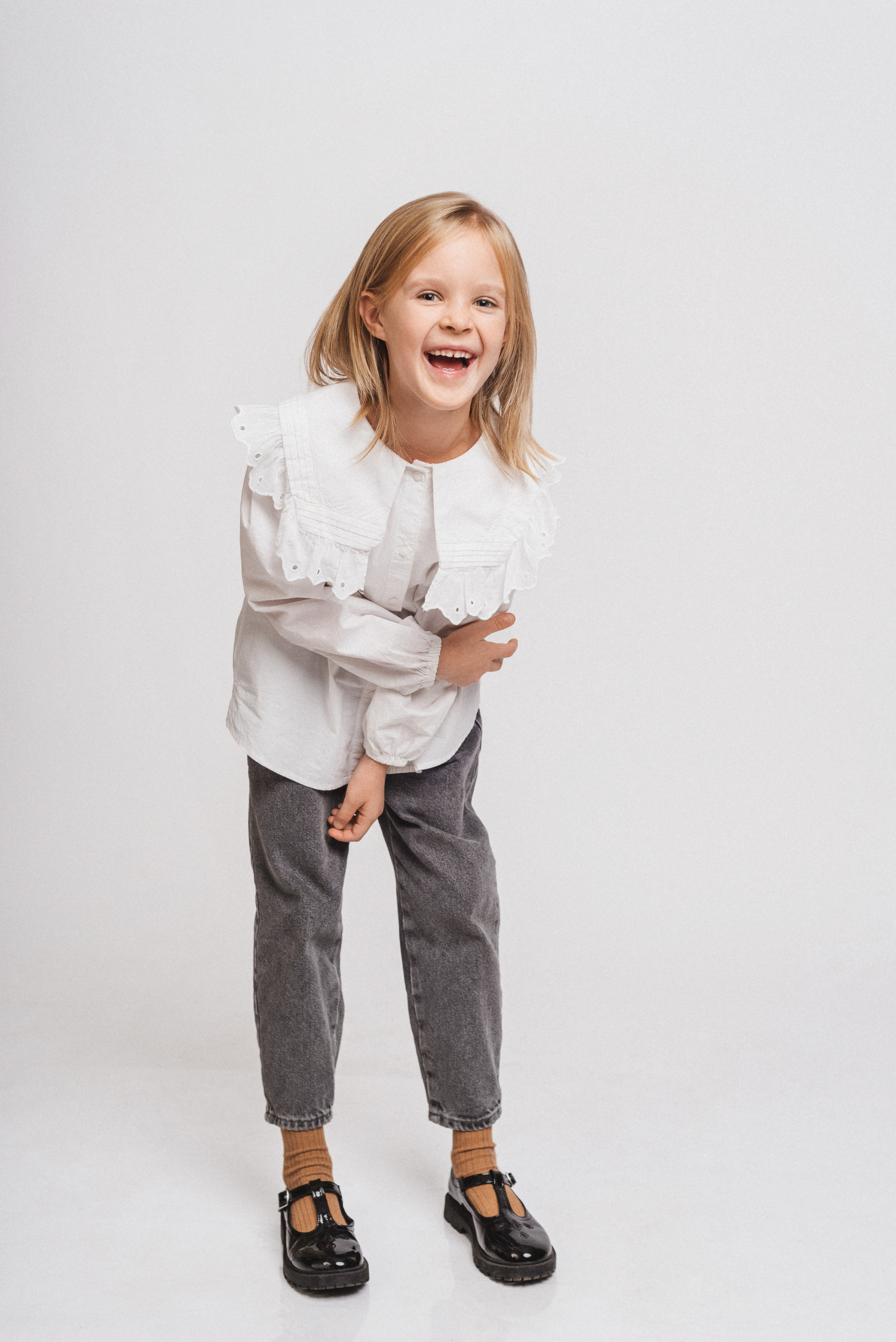 Смеющаяся девочка в студии на белом фоне Барнаул фотограф Оксана Штерц 