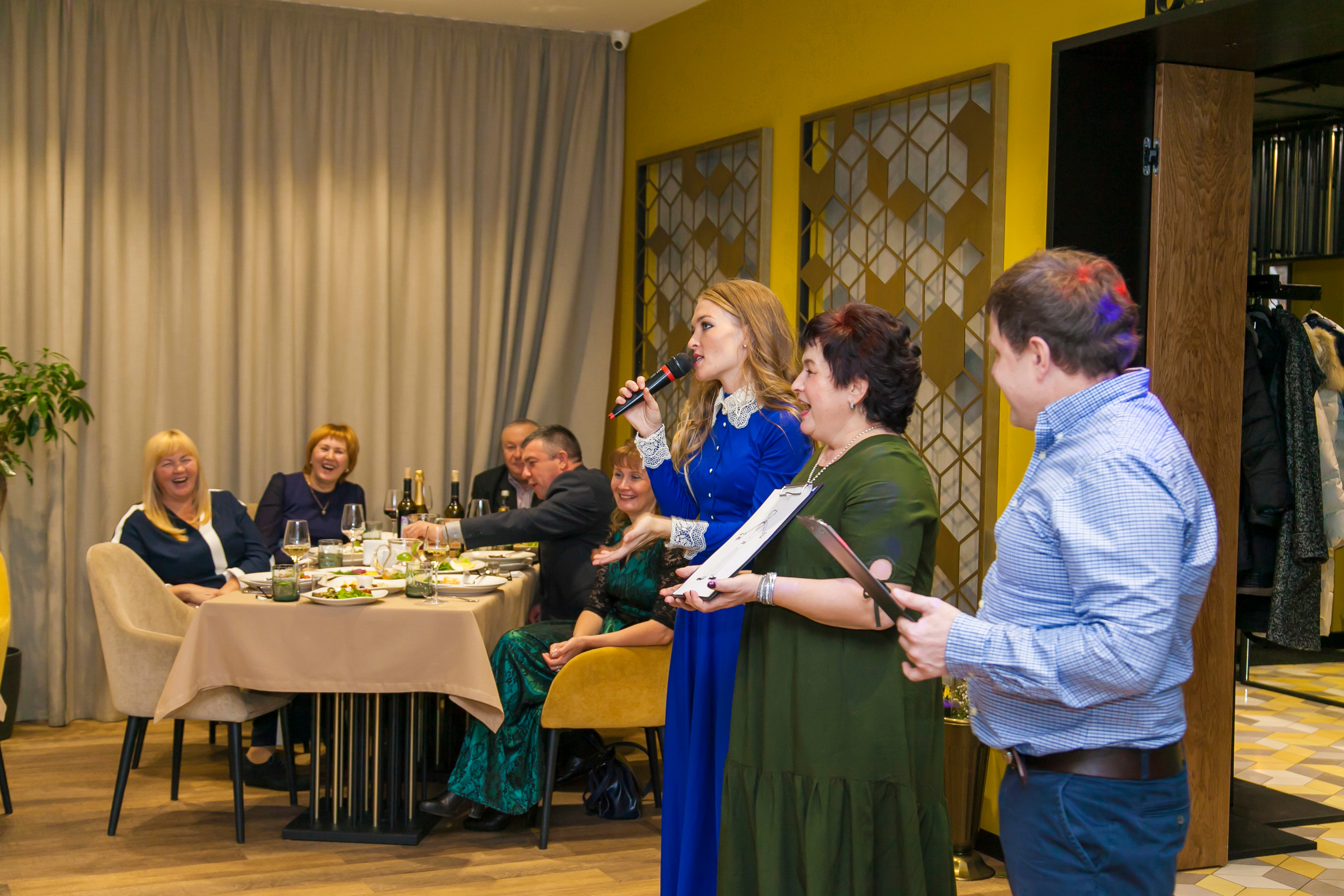 Ведущая на свадьбу Алена Пичкалева. Ведущий, Тамада, DJ, фото в Перми. Хорошее настроение