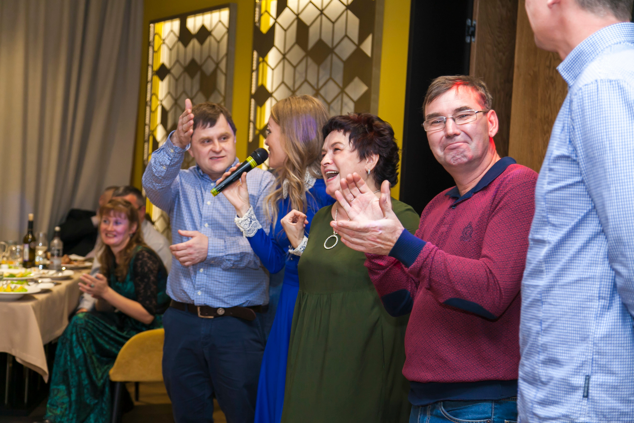 Ведущая на свадьбу Алена Пичкалева. Ведущий, Тамада, DJ, фото в Перми. Хорошее настроение