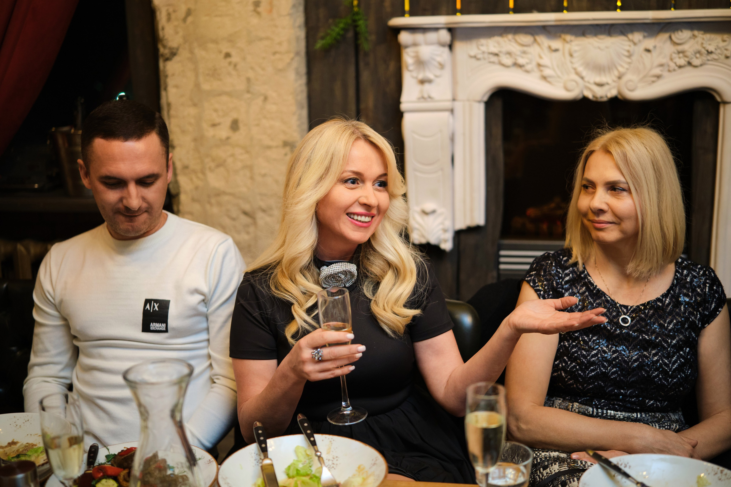 Фотосъёмка выпускного школы «Метатрикветра» в гастропабе «Особняк. Репортажный фотограф Дмитрий Литвинский. Минск, Беларусь, мир