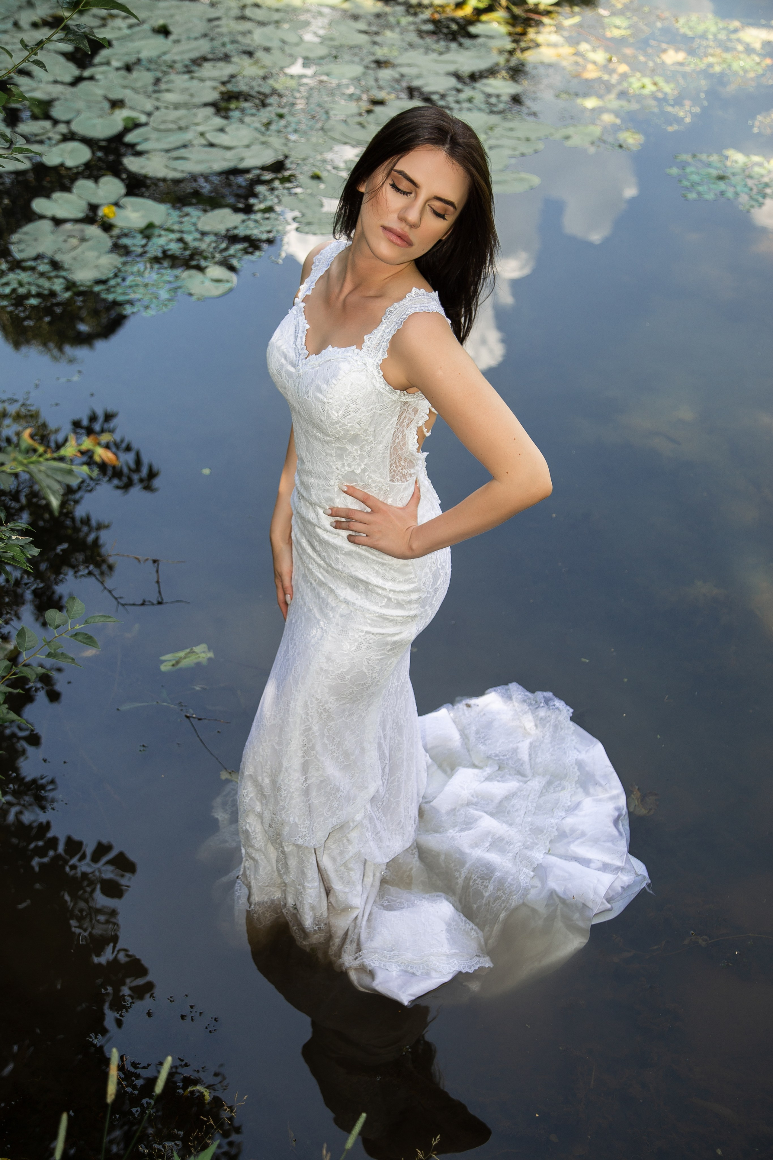 Фотосессия в кувшинках — женский портрет на озере | Анна Татаурова, Москва. Фотограф Анна Татаурова | Авторская фотосъемка в Москве