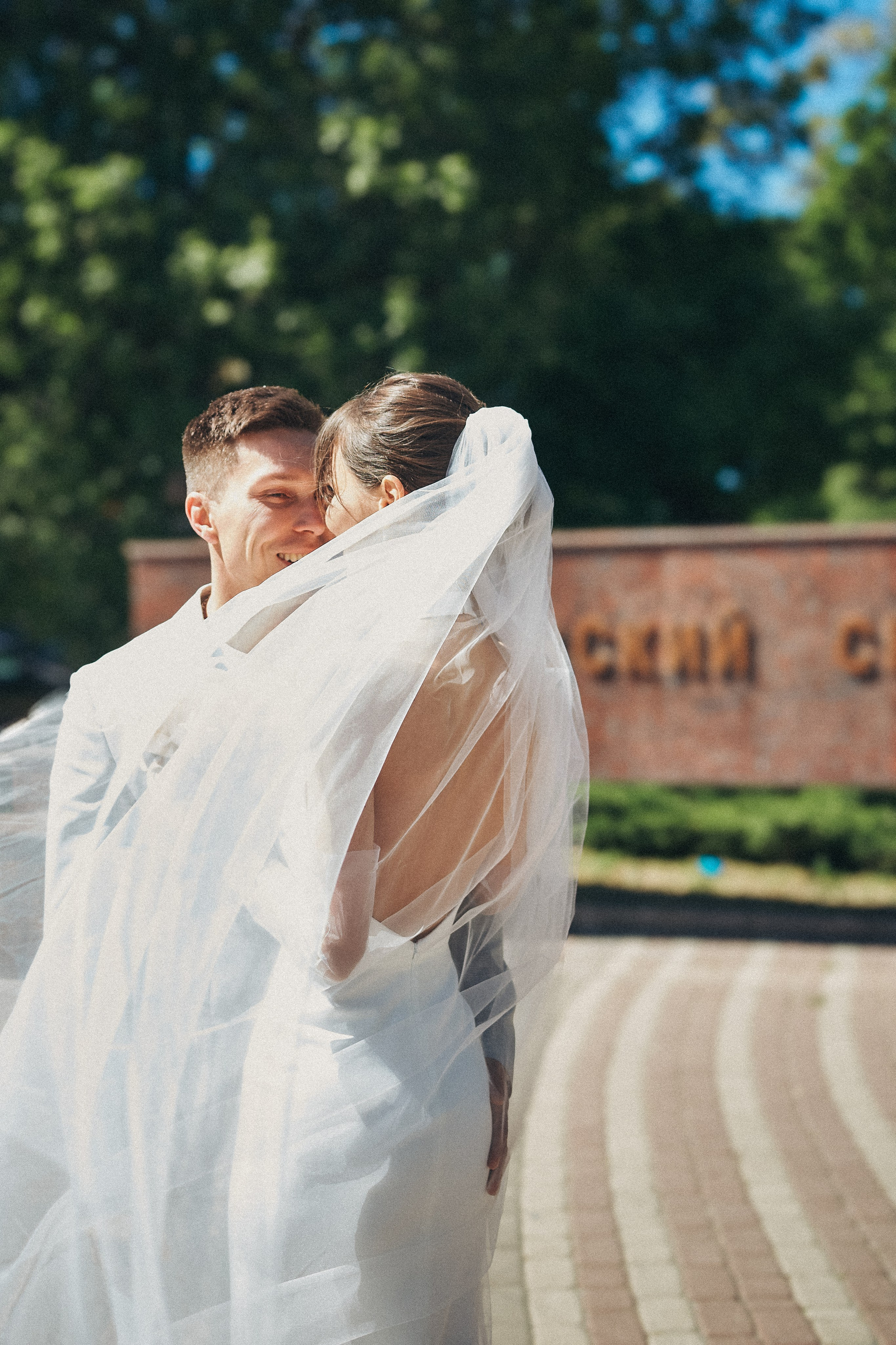 Ветер красиво развевает фату.