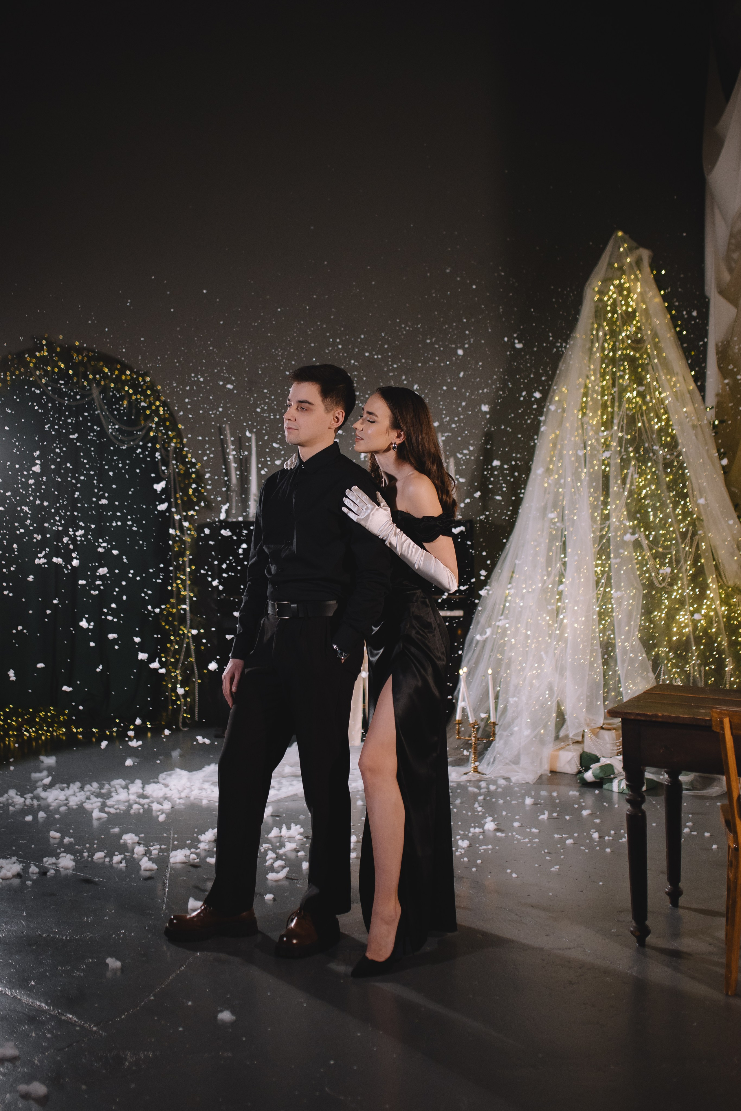 Зимняя фотосессия пары с падающим снегом при свечах. Фотограф и видеограф в Мурманске, Москве Екатерина Нечаева