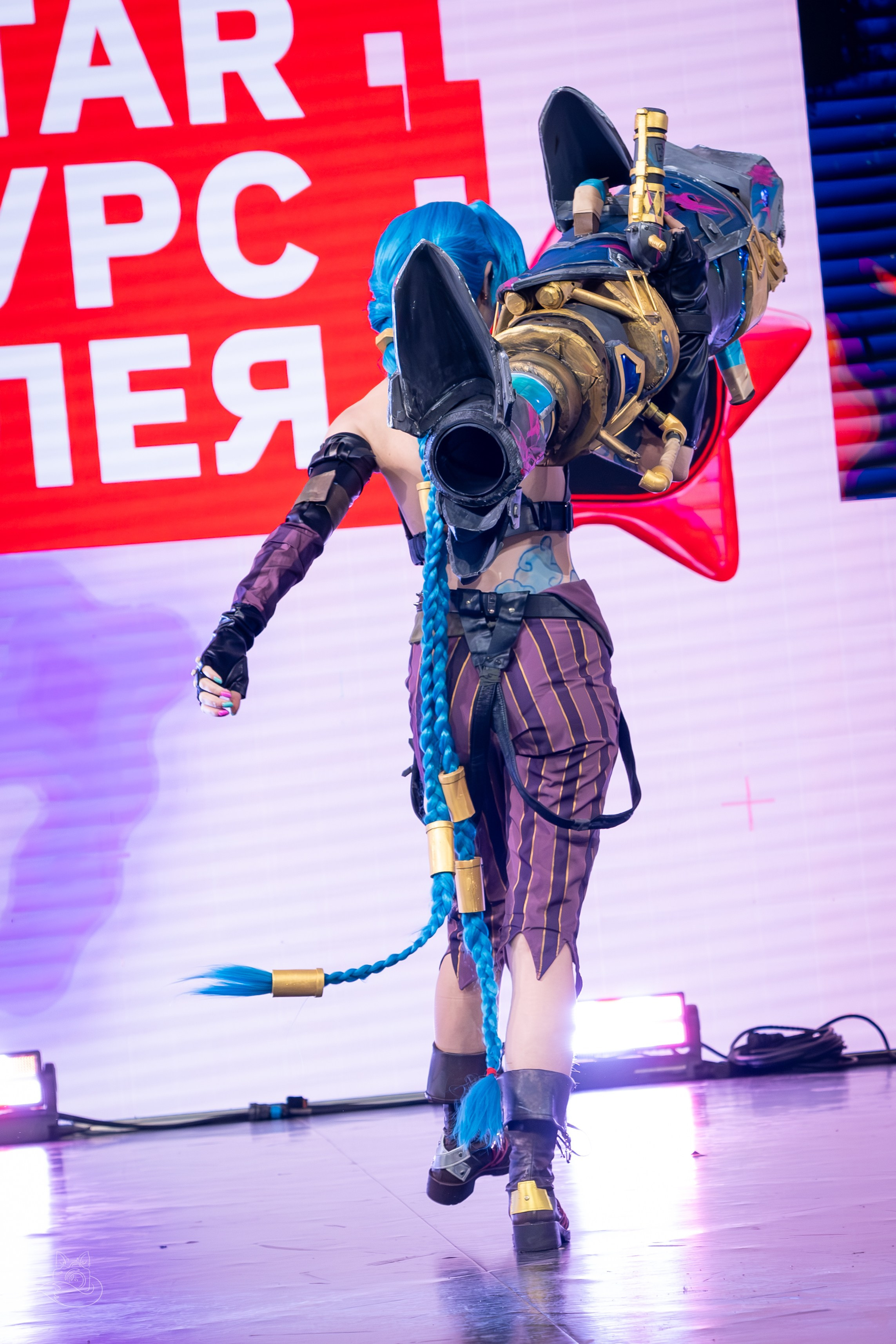 Сцена РЭД ЭКСПО 2024. Косплей фотограф