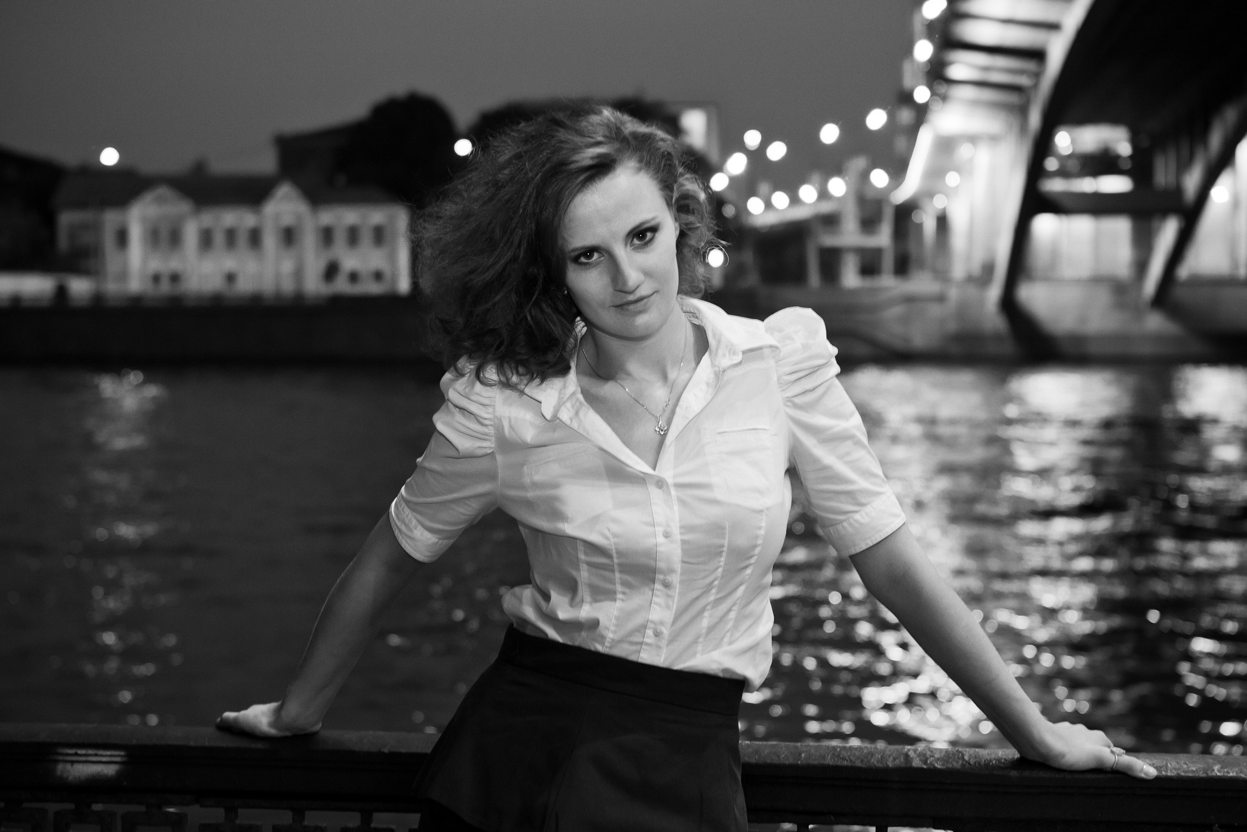 Фотограф Игорь Пискарев - ночная фотосъёмка девушки на набережной реки