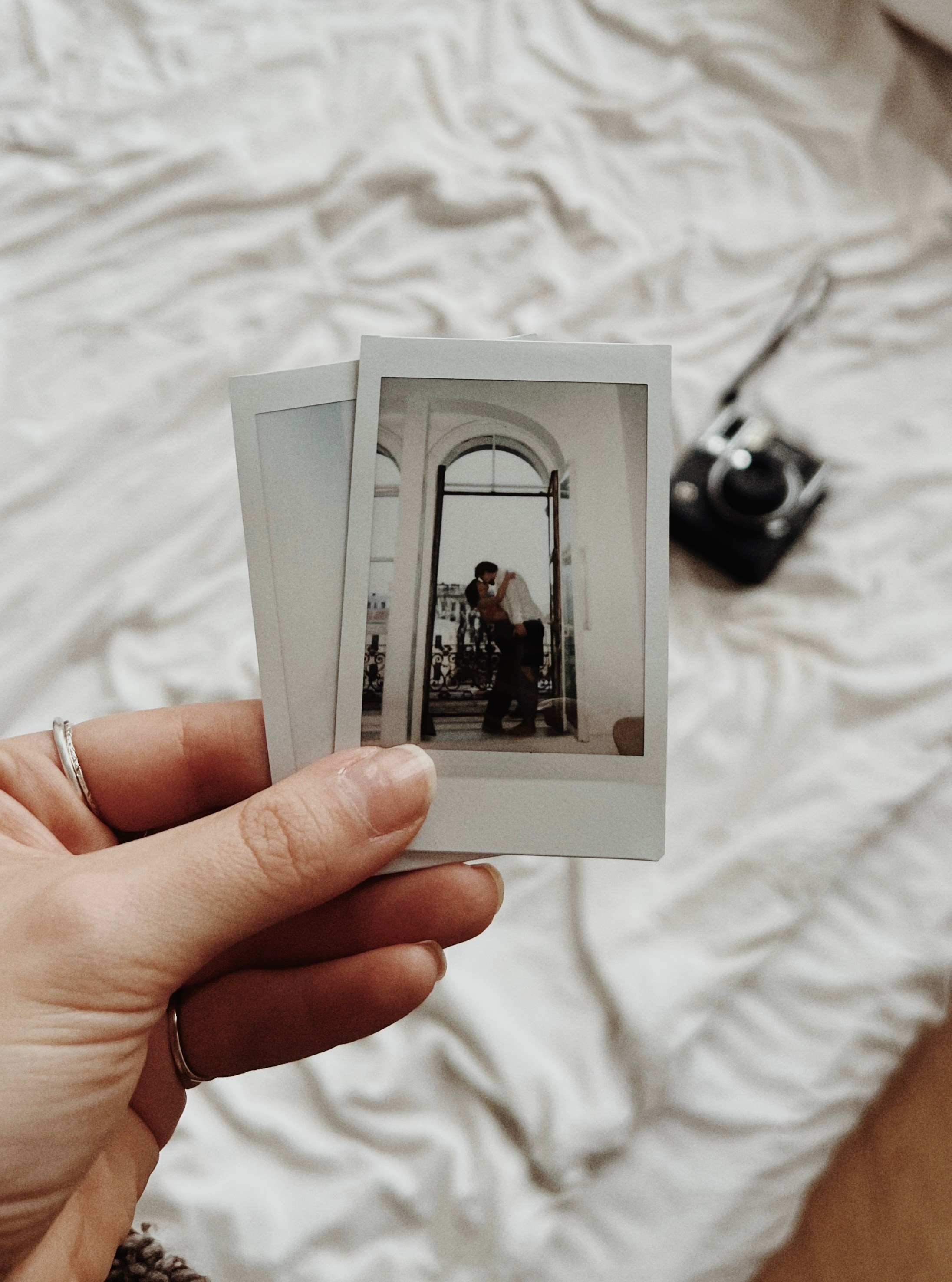 Кадры на инстакс instax моментальная фотография. Фотограф про чувства, моменты, любовь. свадебный и портретный фотограф