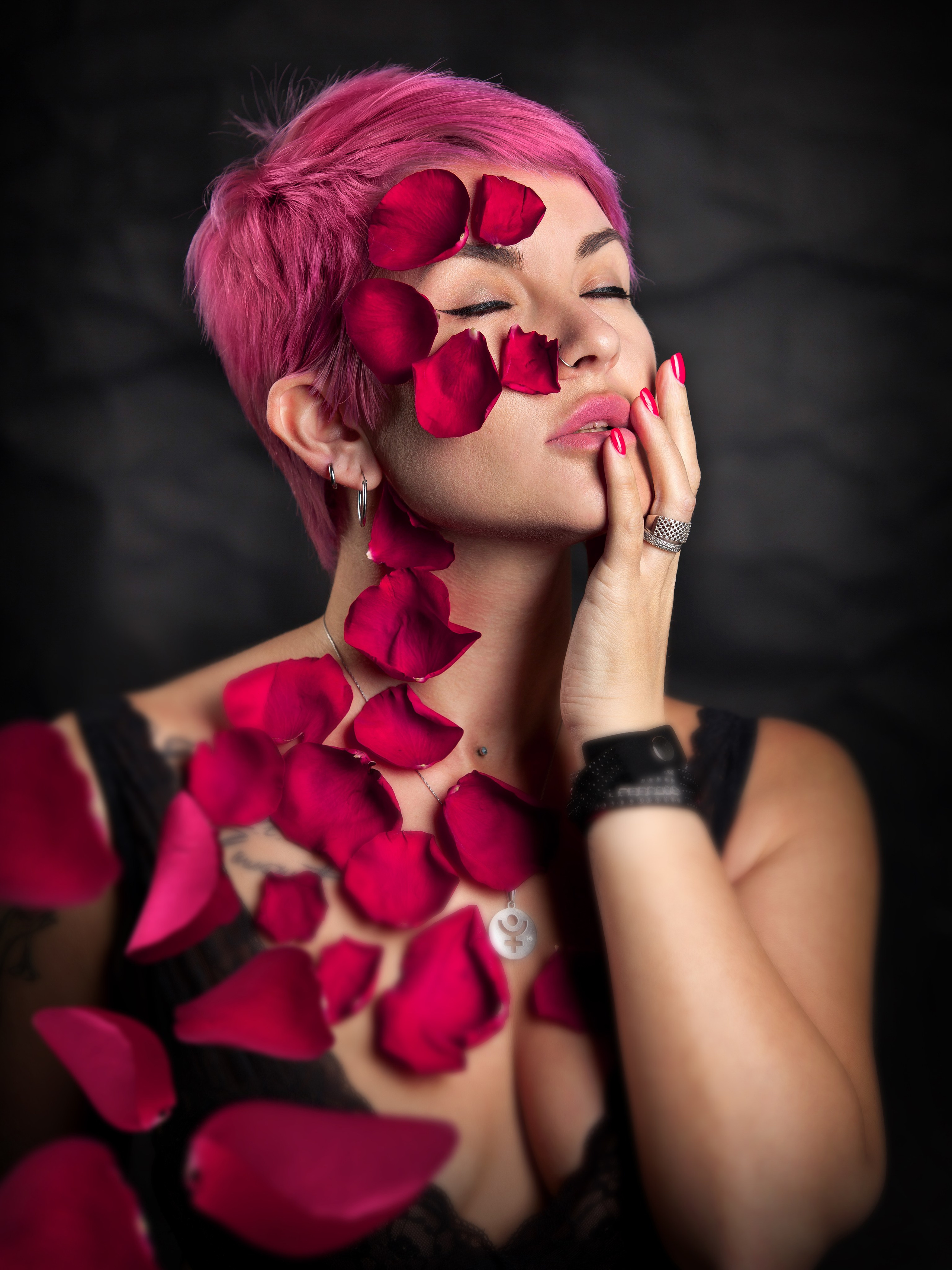 Лепестки роз. Фотограф Мария Кольцова