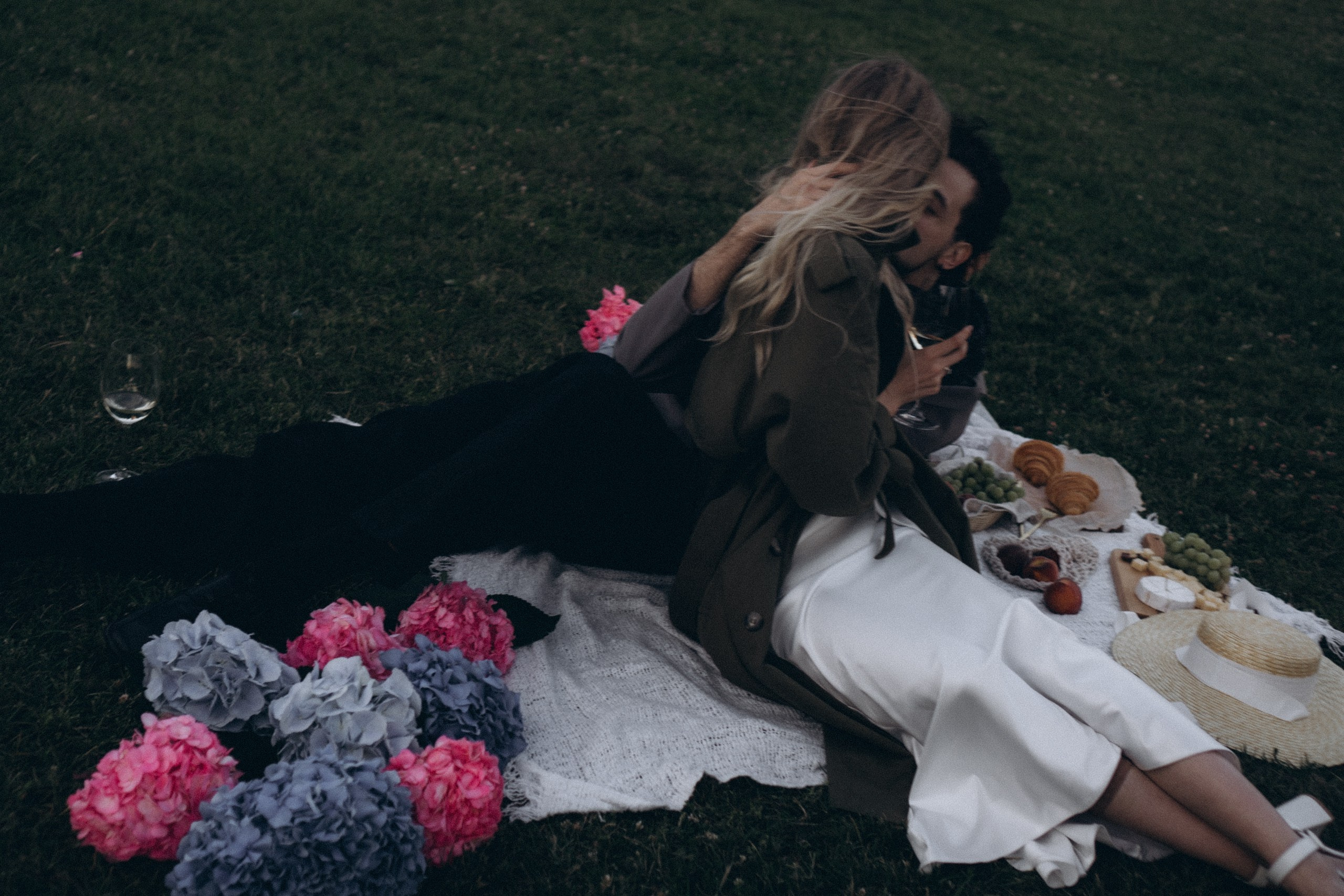 СВАДЕБНАЯ СЬЕМКА ПАРЫ НА РАССВЕТЕ В БЕЛЫЕ НОЧИ И ПРОГУЛКА С РАЗВОДНЫМИ МОСТАМИ И ПИКНИК ВОЗЛЕ ИСАКИЕВСКОГО СОБОРА. Профессиональный фотограф, Санкт-Петербург — Виктория Богомолова