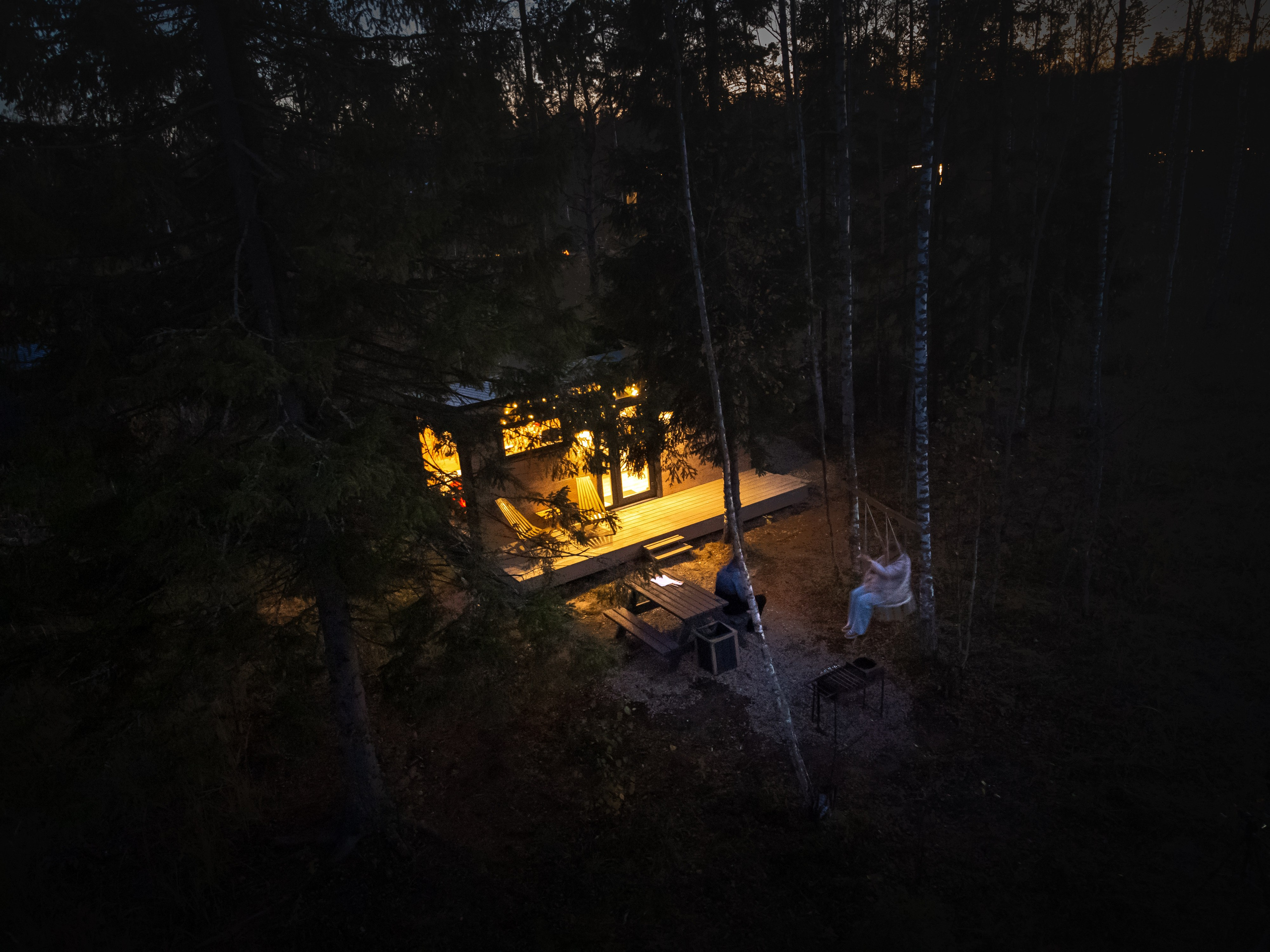 домик, трава, лето, лес, природа, база отдыха, загородный клуб, "ПОБЕГ ИЗ ГОРОДА", ночь, люди качаются на качели
