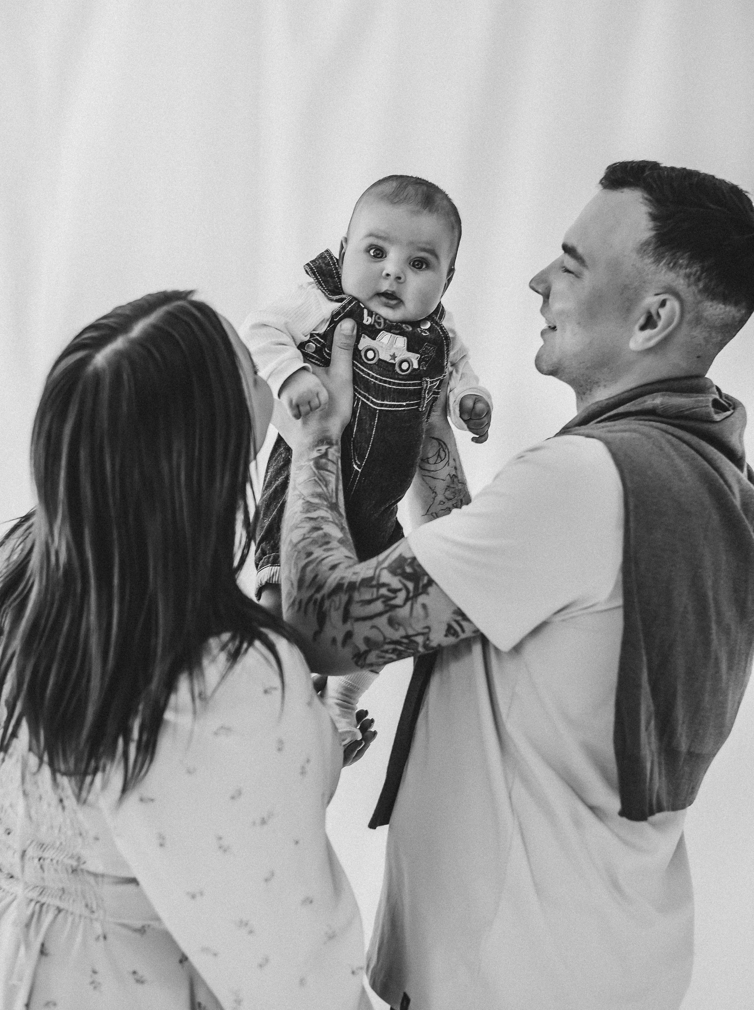 Семейная фотосессия в студии. Свадебный и портретный фотограф lifestyle