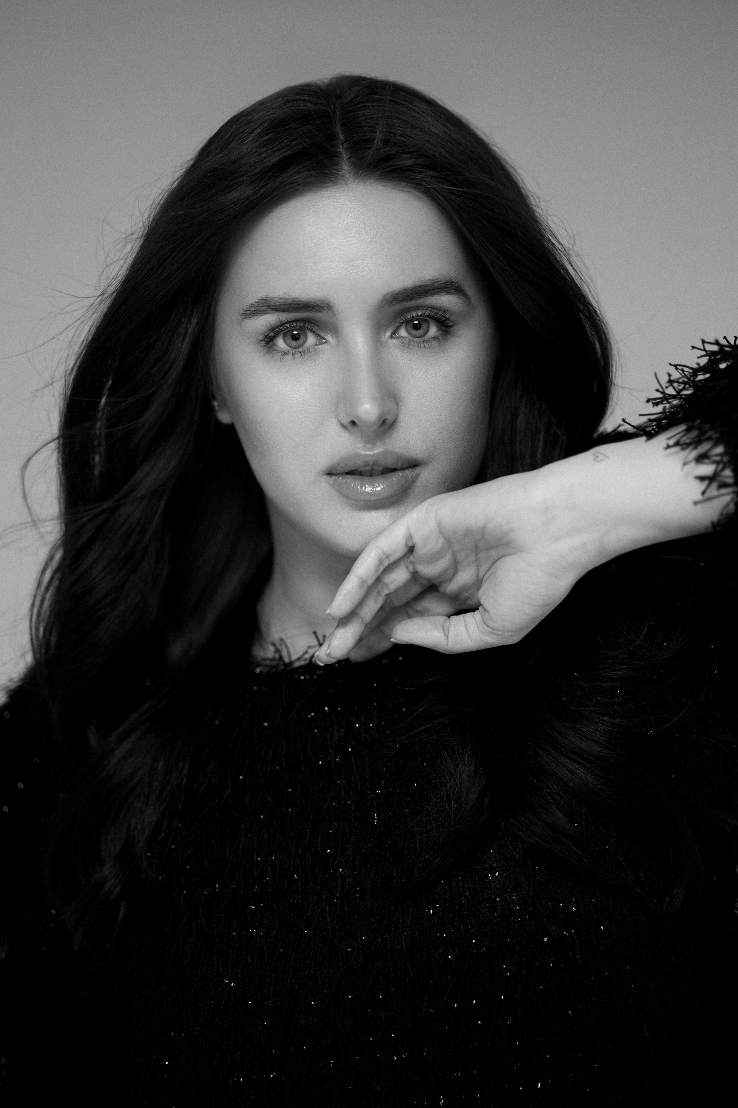 Минималистичная фотосессия. Сестры Карабаза. Фотографы и ретушеры в Москве и Санкт-Петербурге