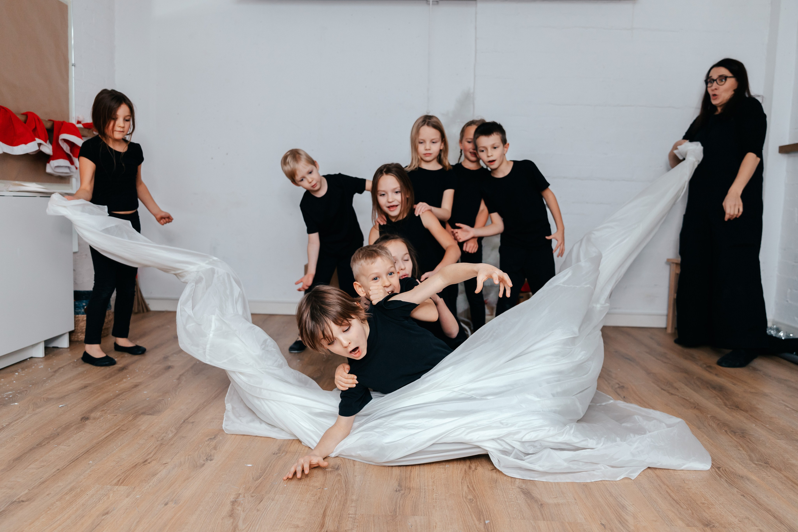 Новогодний утренник в Монтессори-школе. Семейный lifestyle фотограф в Санкт-Петербурге Людмила Пахомова