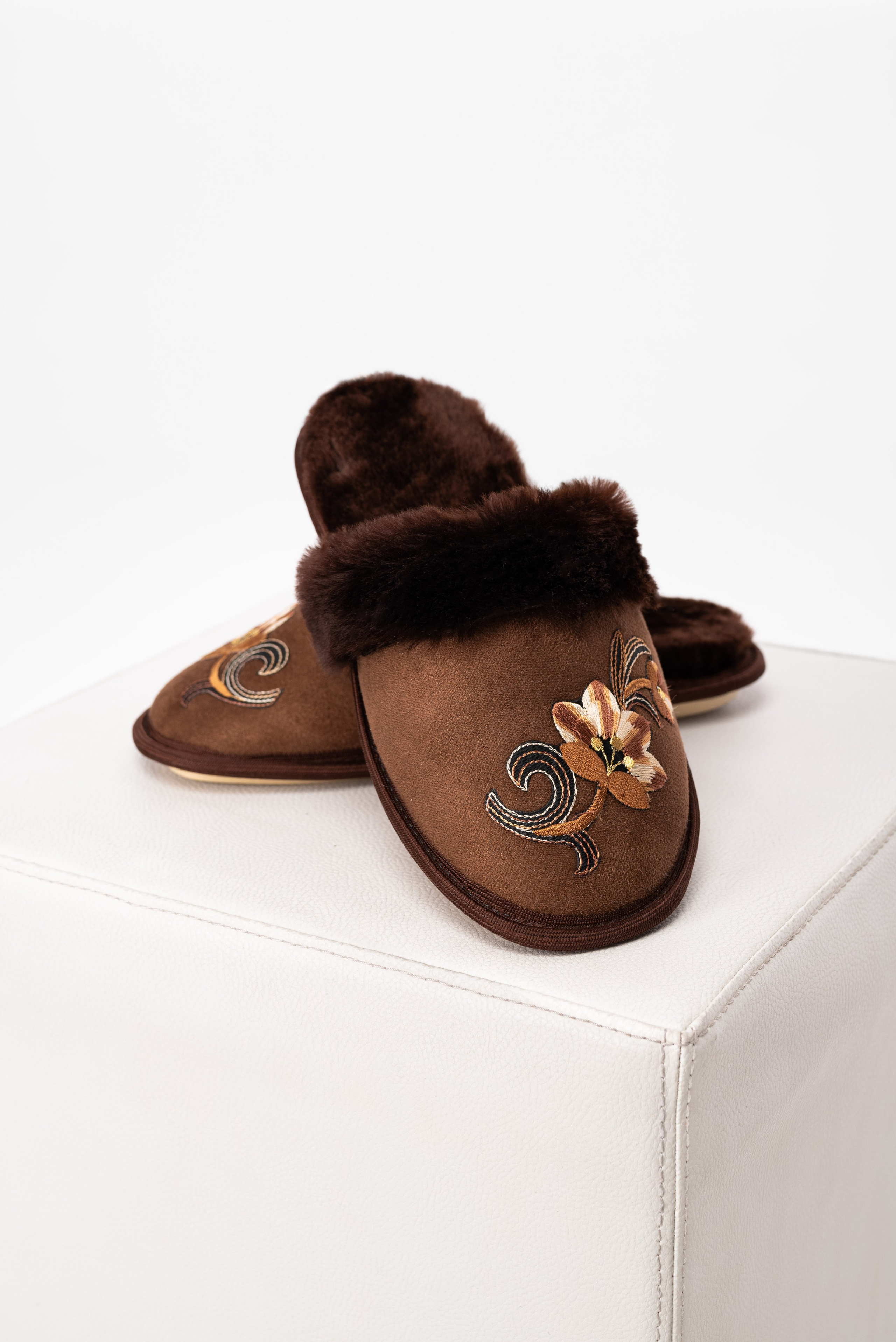 Тапочки и чуни. Предметный фотограф, фото для маркетплейсов Пятигорск, КМВ