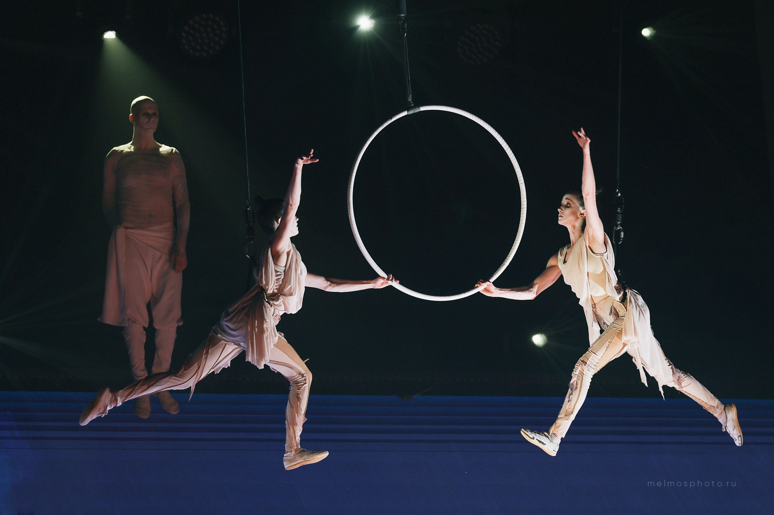 АНТИГРАВИТАЦИЯ. Репортажный, архитектурный, театральный и файн-арт фотограф Лена Мельникова в Москве