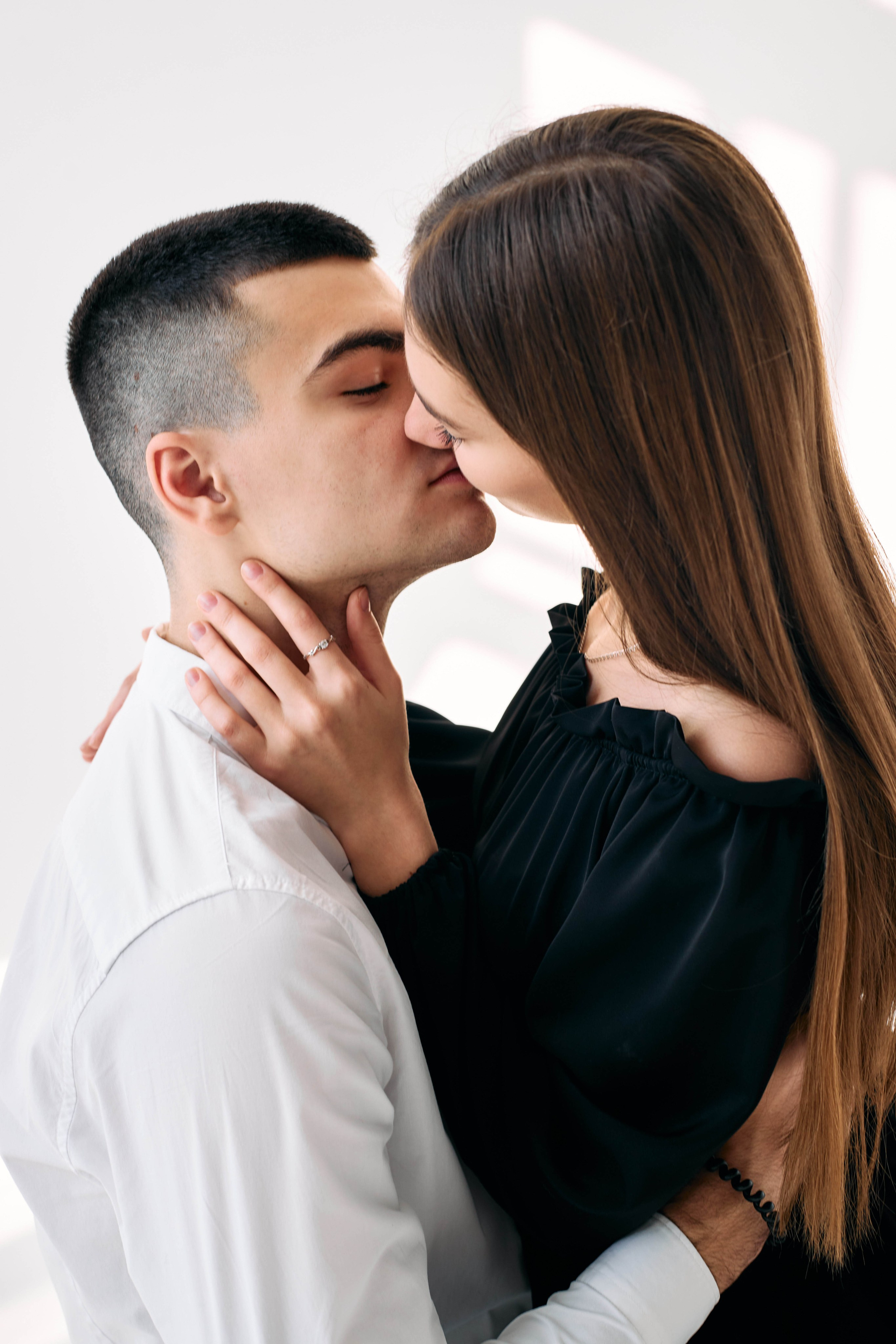 Love Story Максима и Вики на белой циклораме. Профессиональный фотограф Максим Романов в городе Хабаровске