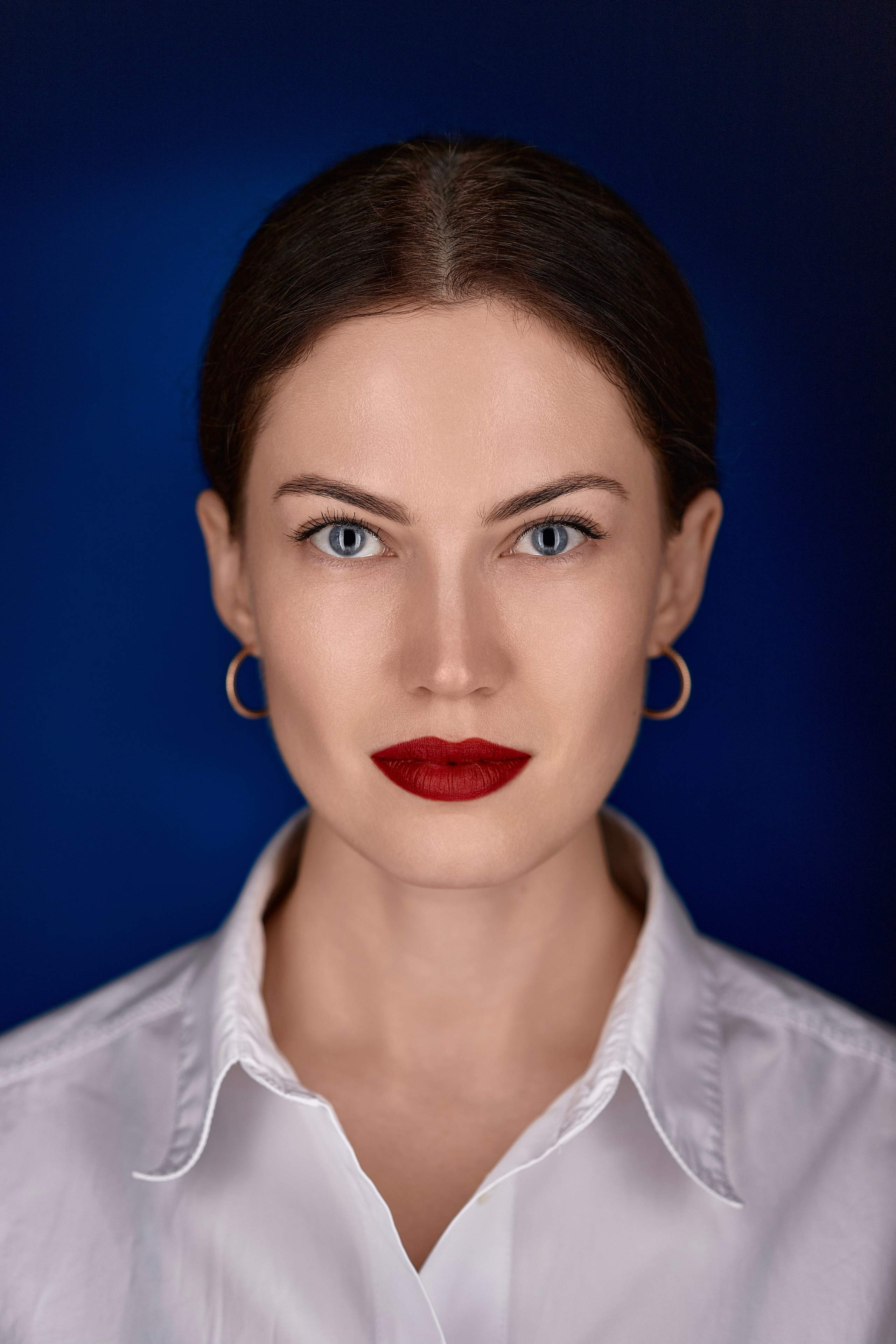 "Профессиональный портрет мужчины в студии""Женский портрет с естественным освещением""Крупный план портрета улыбающейся женщины""Портретная съемка в студии для делового портфолио"Для съемки сотрудников компании:"Группа сотрудников компании на корпоративной фотосессии""Портреты сотрудников офиса для корпоративного сайта""Фотосъемка команды компании в рабочей обстановке""Деловой портрет сотрудника для бизнес-профиля"