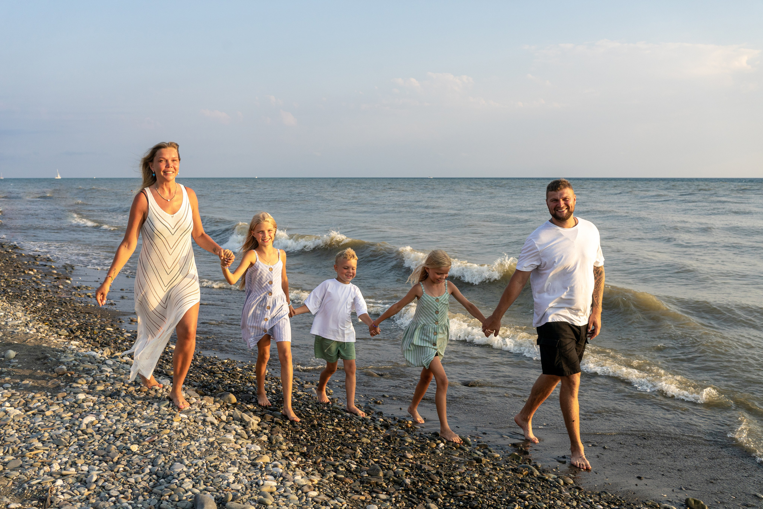 Семейная фотосессия на пляже. Фотограф в Сочи Тиунова Маргарита и Тиунов Евгений
