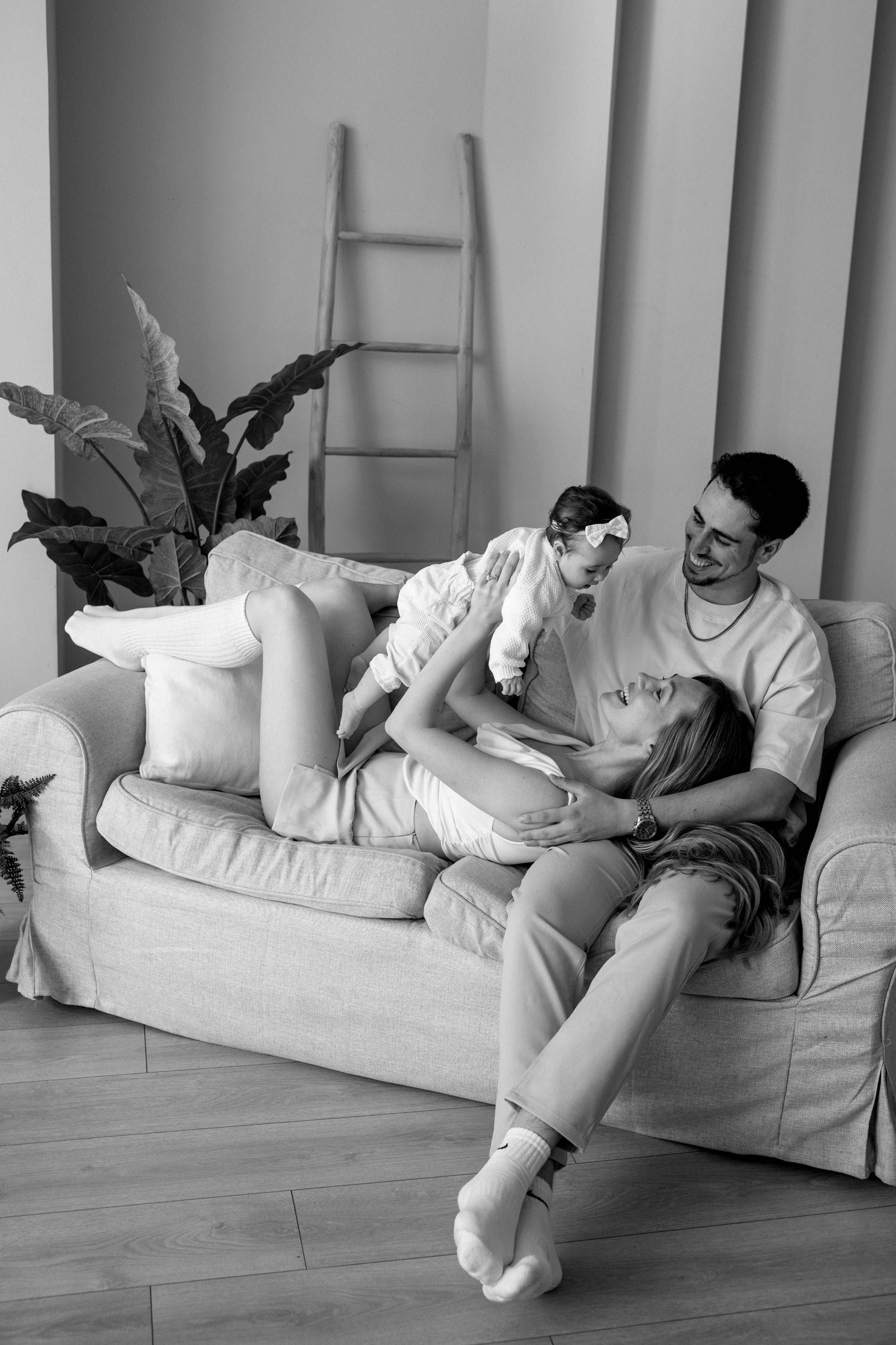 6 months old family photoshoot inside the white studio. Главная