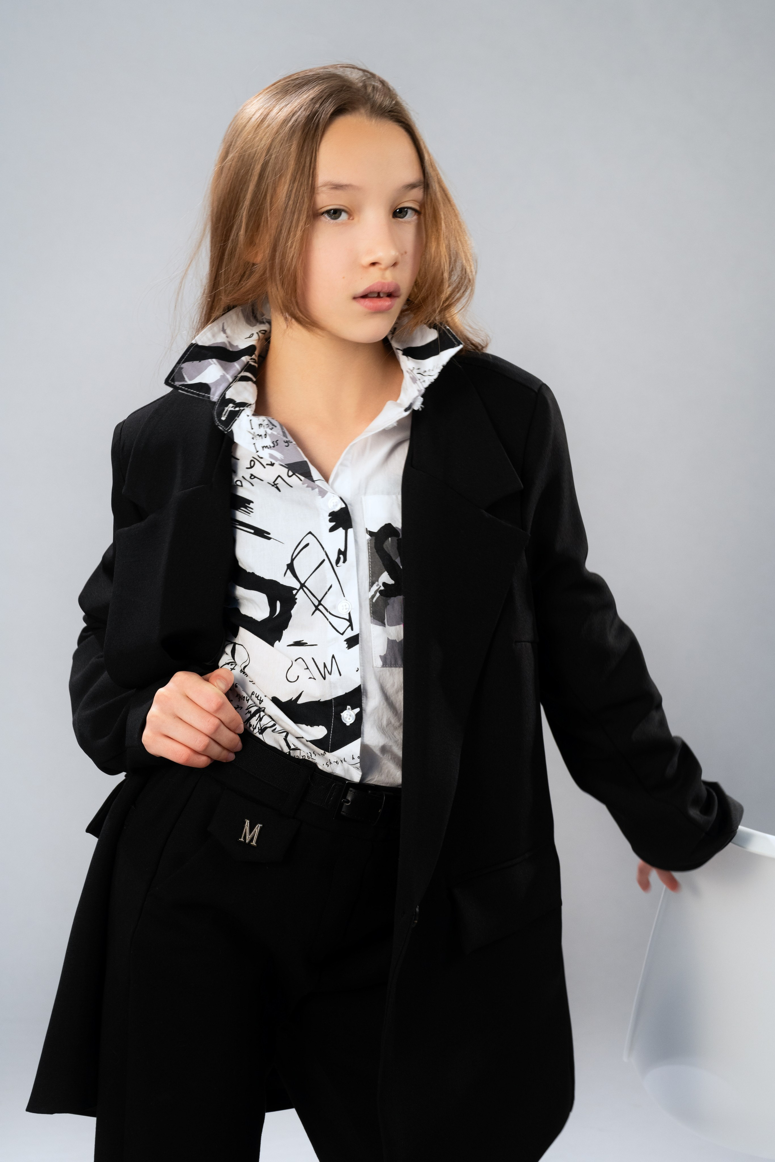 Подростковая съёмка с цветком, лампой