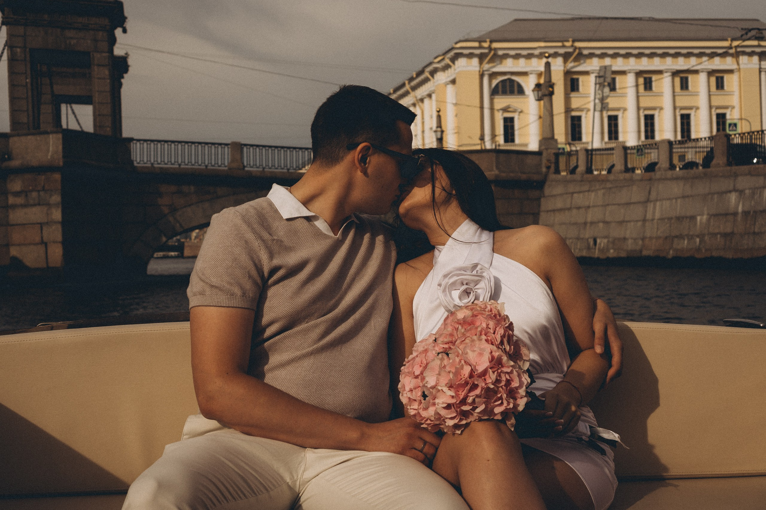 СВАДЕНБНАЯ СЬЕМКА НА КАТЕРЕ ПО КАНАЛАМ САНКТ-ПЕТЕРБУРГА И В АКВАТОРИИ НЕВЫ. Профессиональный фотограф, Санкт-Петербург — Виктория Богомолова