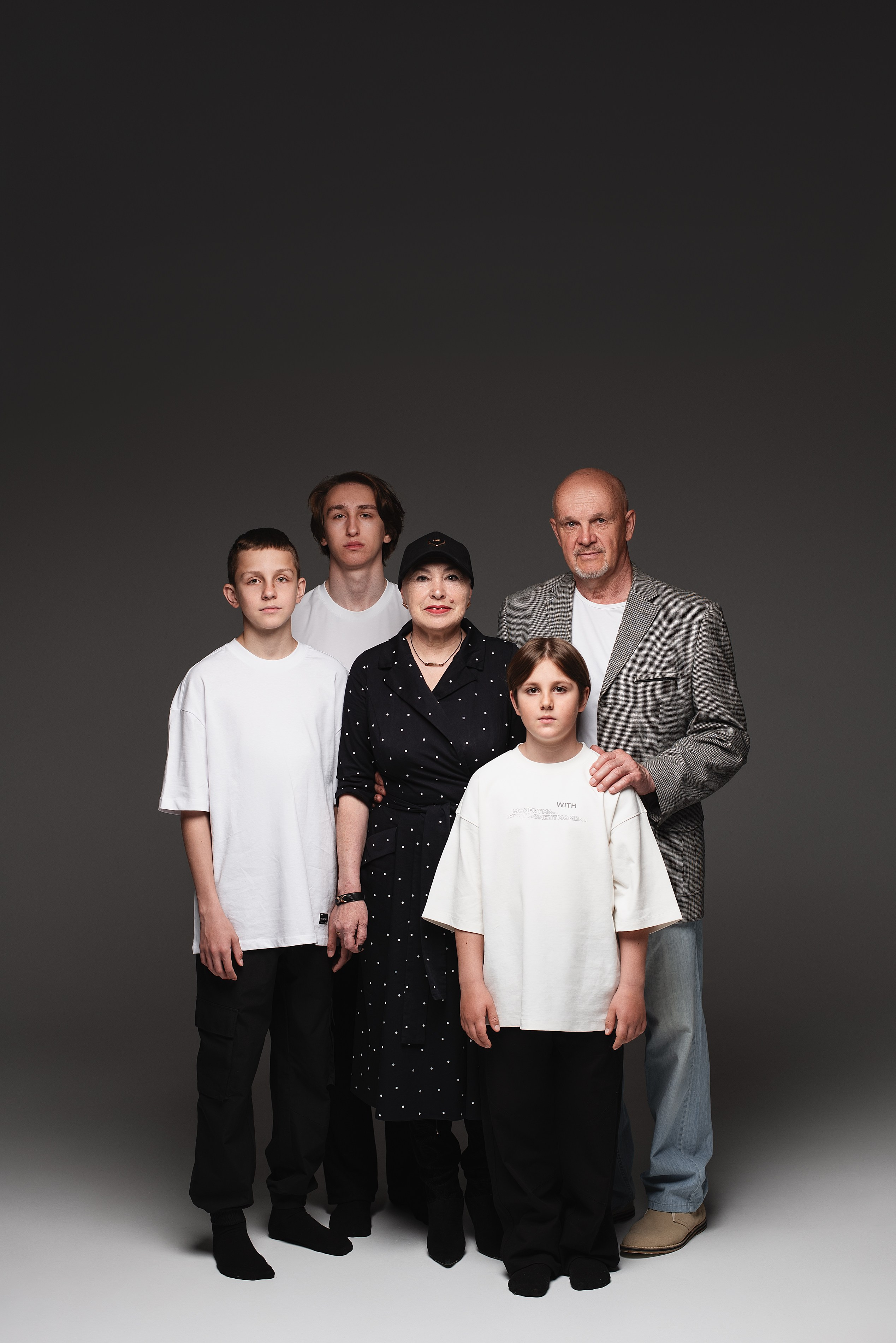 Семейная фотосессия на циклораме. Семейный фотограф в Южно-Сахалинске Анастасия Лимарева